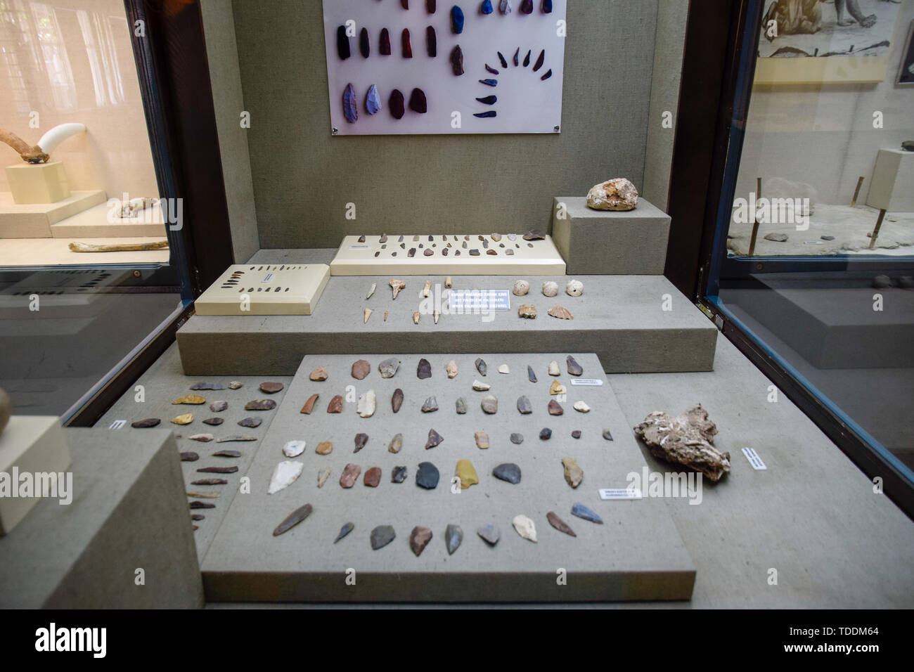 Antalya, Turquie - le 19 mai 2019 : expositions de l'Antalya Musée des antiquités, des grattoirs et des couteaux en pierre et céramique. Banque D'Images