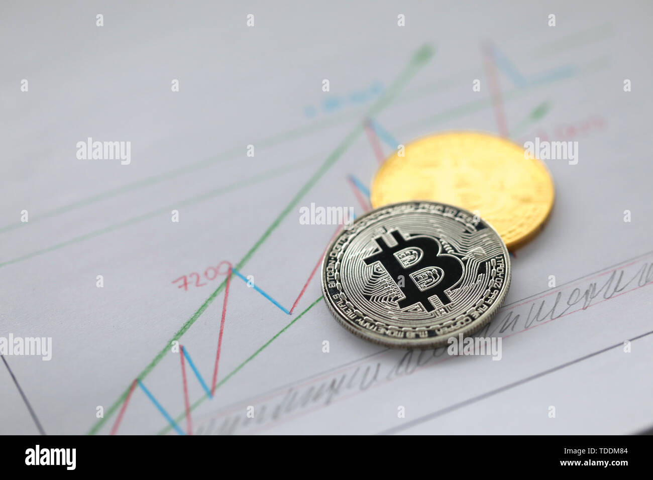 Pièce d'or et d'argent de l'entreprise reposent sur bitcoin Banque D'Images