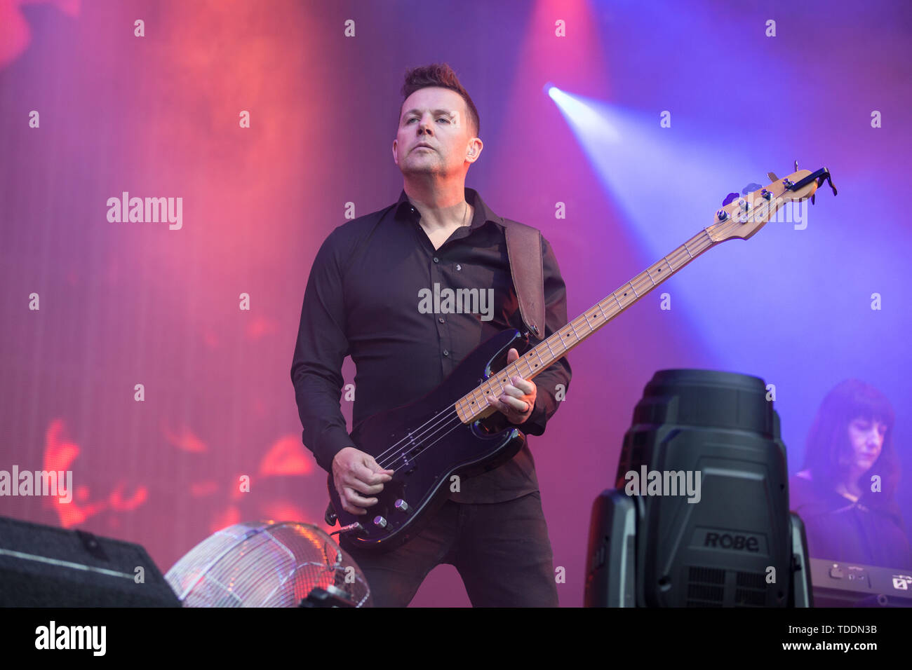 Oslo, Norvège - Juin 13th, 2019. Le groupe de rock anglais Nouvelle commande effectue un concert live au cours de la fête de la musique norvégienne Piknik i Parken 2019 à Oslo. Ici bassiste Tom Chapman est vu sur scène. (Photo crédit : Gonzales Photo - Per-Otto IPPO). Banque D'Images