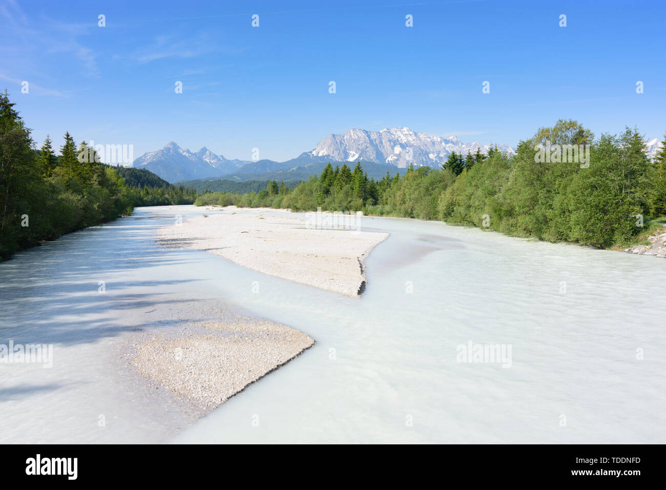 Wallgau : Isar, rivière sauvage alpin, du gravier, de la Banque mondiale (Wettersteingebirge du Wetterstein) dans Oberbayern, Garmisch-Partenkirchen, Upper Bavaria, Banque D'Images