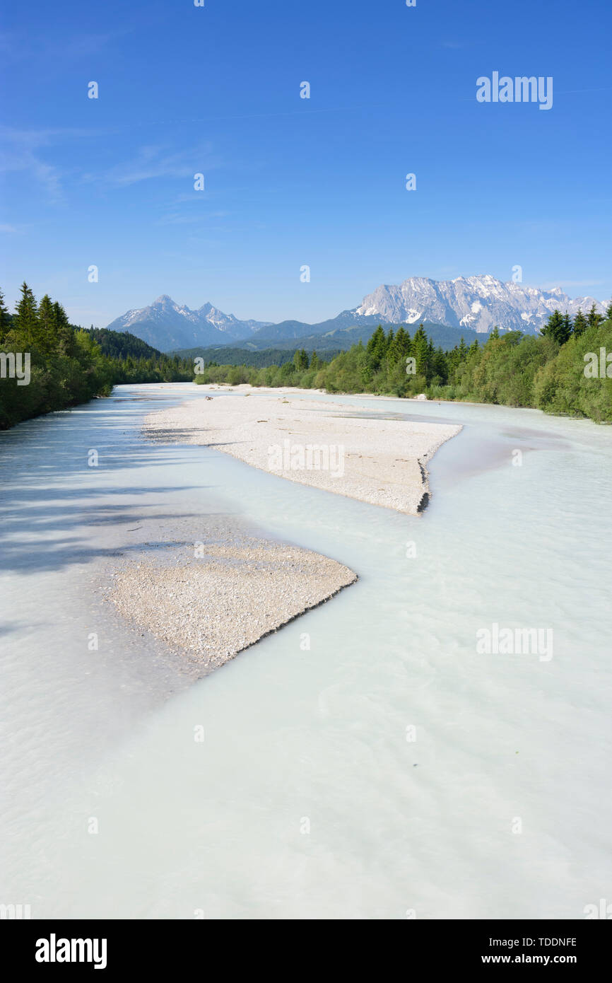 Wallgau : Isar, rivière sauvage alpin, du gravier, de la Banque mondiale (Wettersteingebirge du Wetterstein) dans Oberbayern, Garmisch-Partenkirchen, Upper Bavaria, Banque D'Images