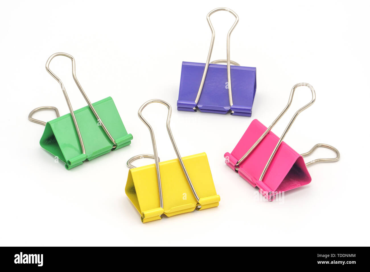 Quatre clips de papeterie jaune, vert et violet sur fond blanc. Linge de communications. Office de tourisme. Papeterie Banque D'Images