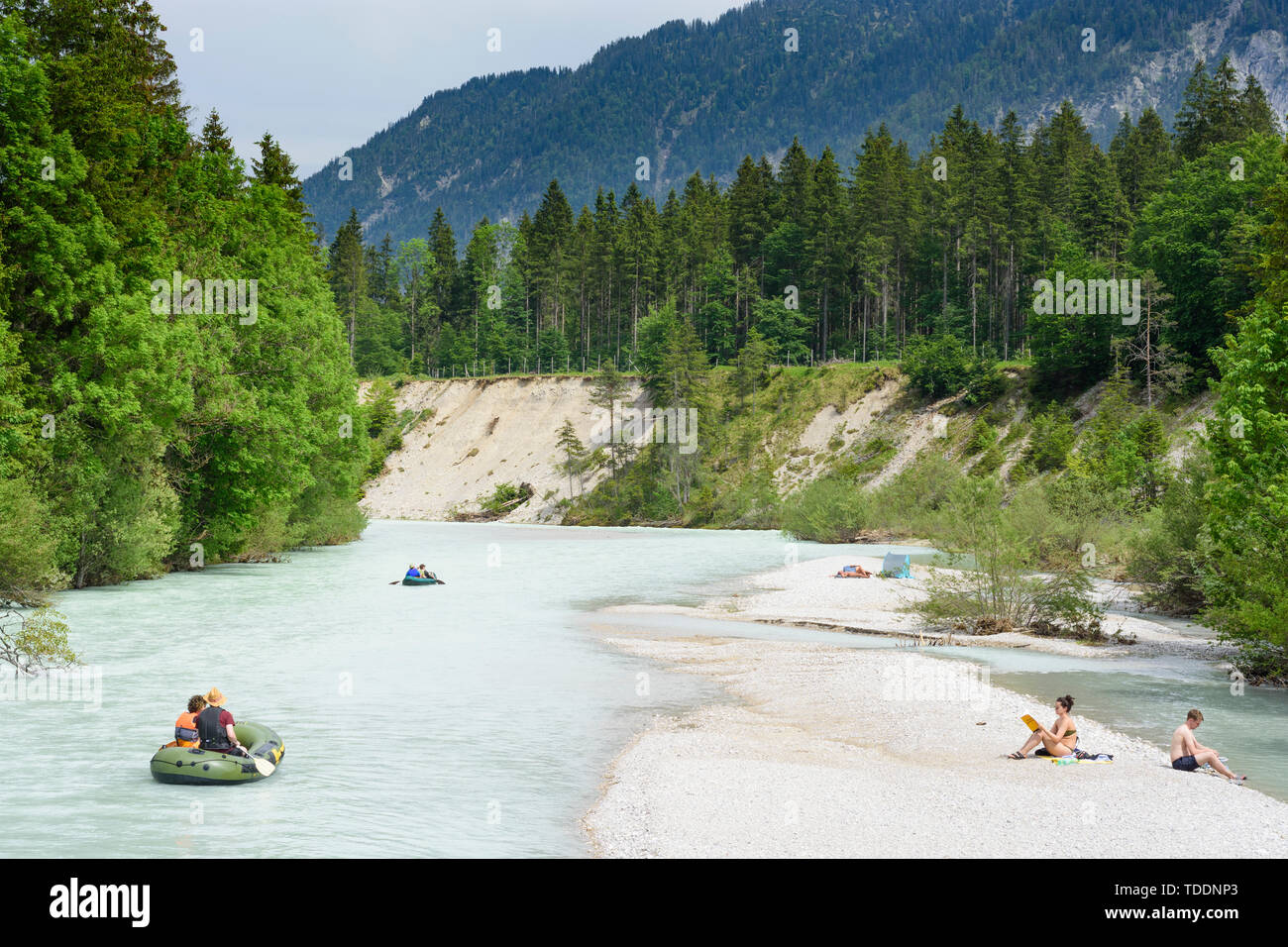 Lenggries : Isar, rivière sauvage alpin, le gravier, les gens de la Banque mondiale, canoe, canoéiste dans Oberbayern, Garmisch-Partenkirchen, Upper Bavaria, Bayern, Bavaria, Banque D'Images