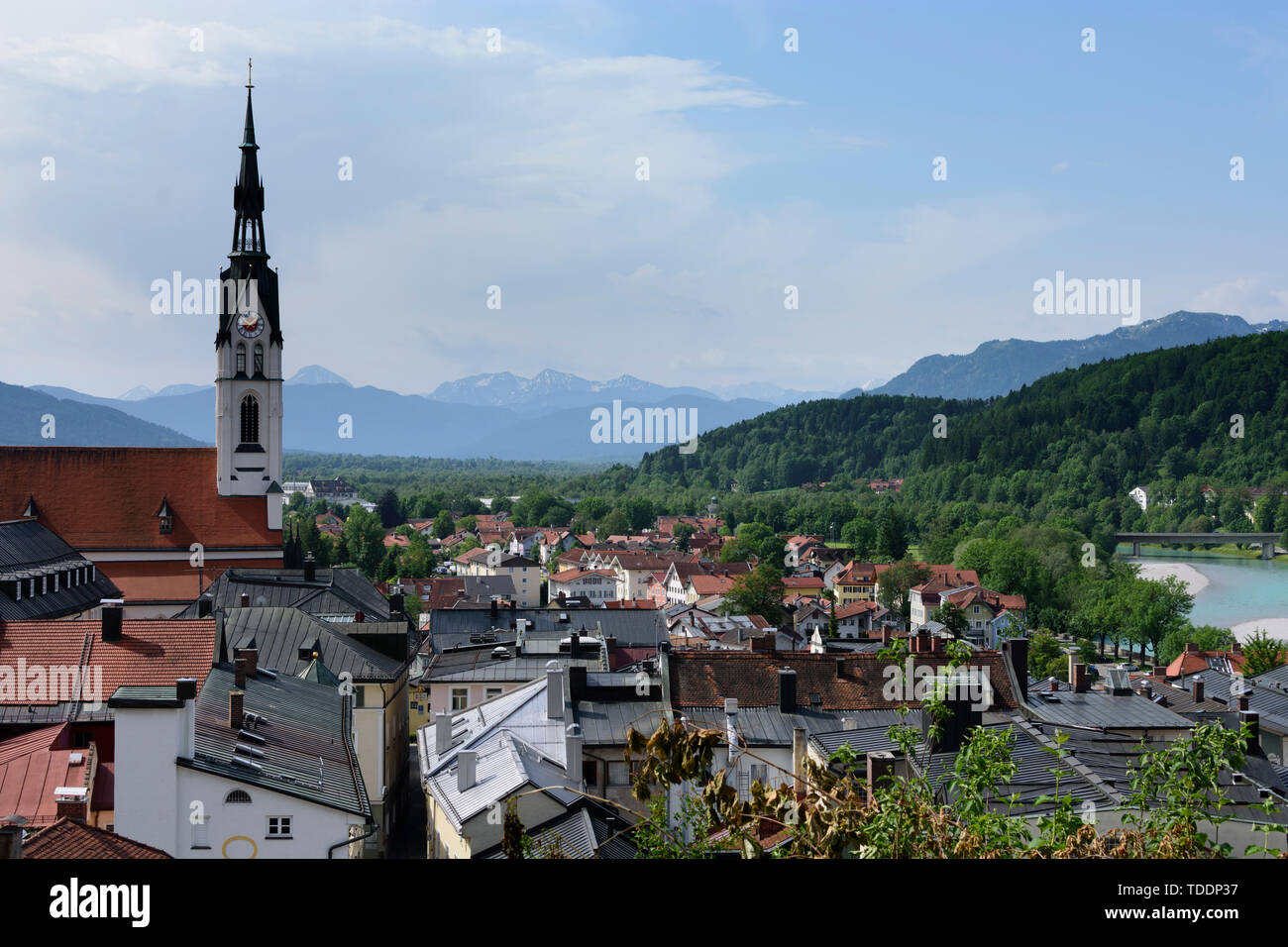 Bad Tölz : vue de Kalvarienberg (Calvaire) vers la vieille ville, la rivière Isar, Mariä Himmelfahrt église paroissiale, Alpes en Oberbayern, Tölzer Land, Upper Bavaria, Banque D'Images