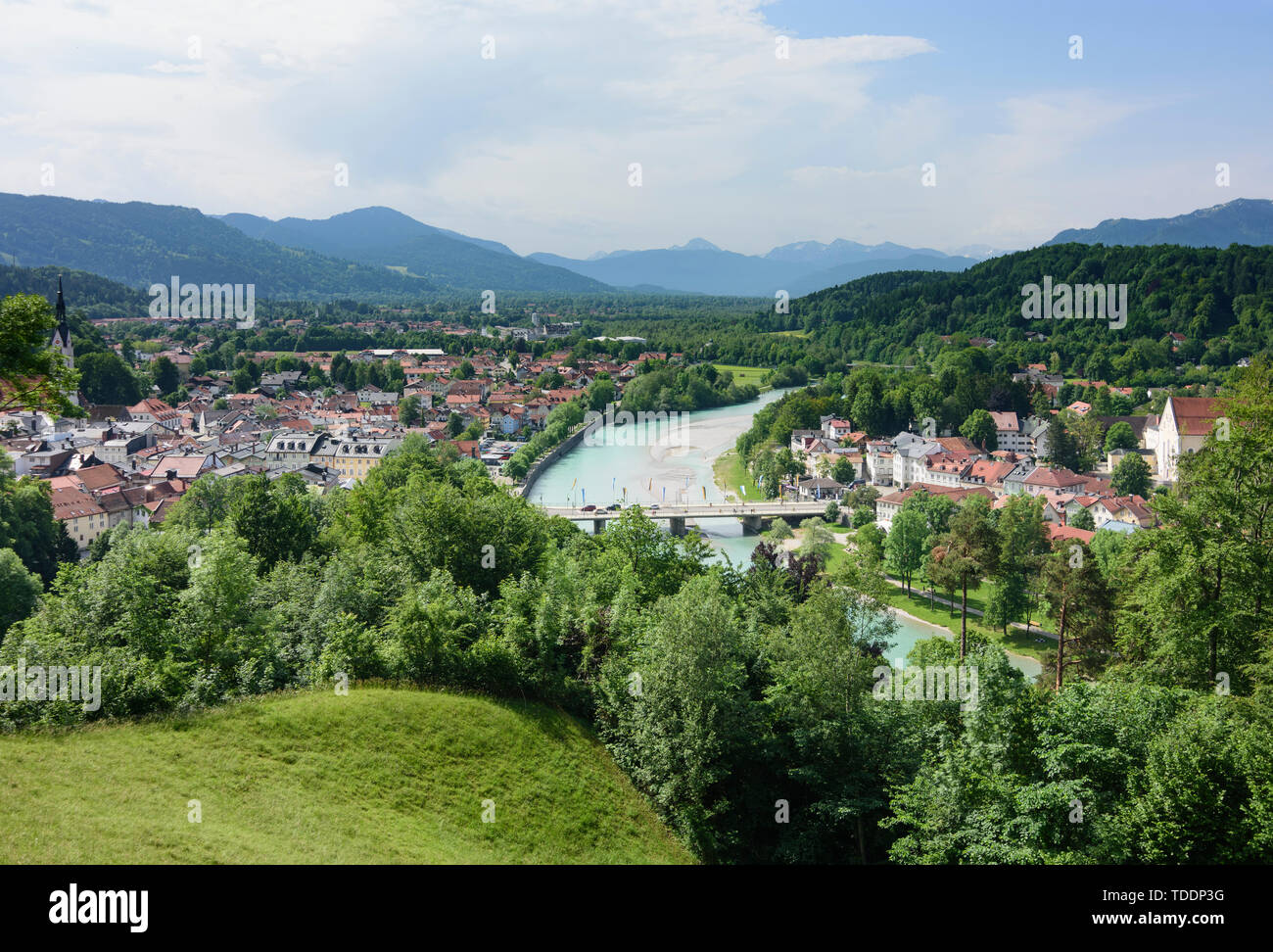 Bad Tölz : vue de Kalvarienberg (Calvaire) vers la vieille ville, la rivière Isar, Mariä Himmelfahrt église paroissiale, Alpes en Oberbayern, Tölzer Land, Upper Bavaria, Banque D'Images