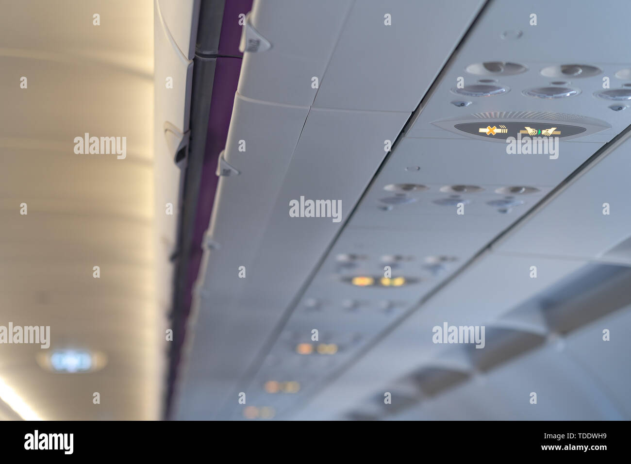 Attacher la ceinture de sécurité et des affiches Interdit de fumer dans les avions, les frais généraux de la console dans un avion. des signes dans l'avion. Banque D'Images