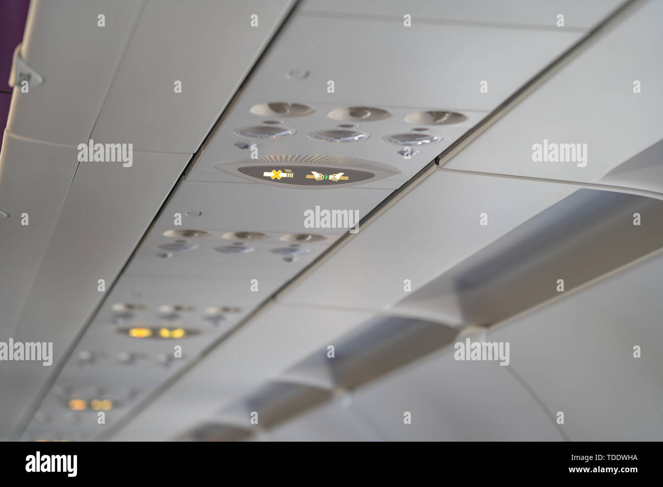 Attacher la ceinture de sécurité et des affiches Interdit de fumer dans les avions, les frais généraux de la console dans un avion. des signes dans l'avion. Banque D'Images