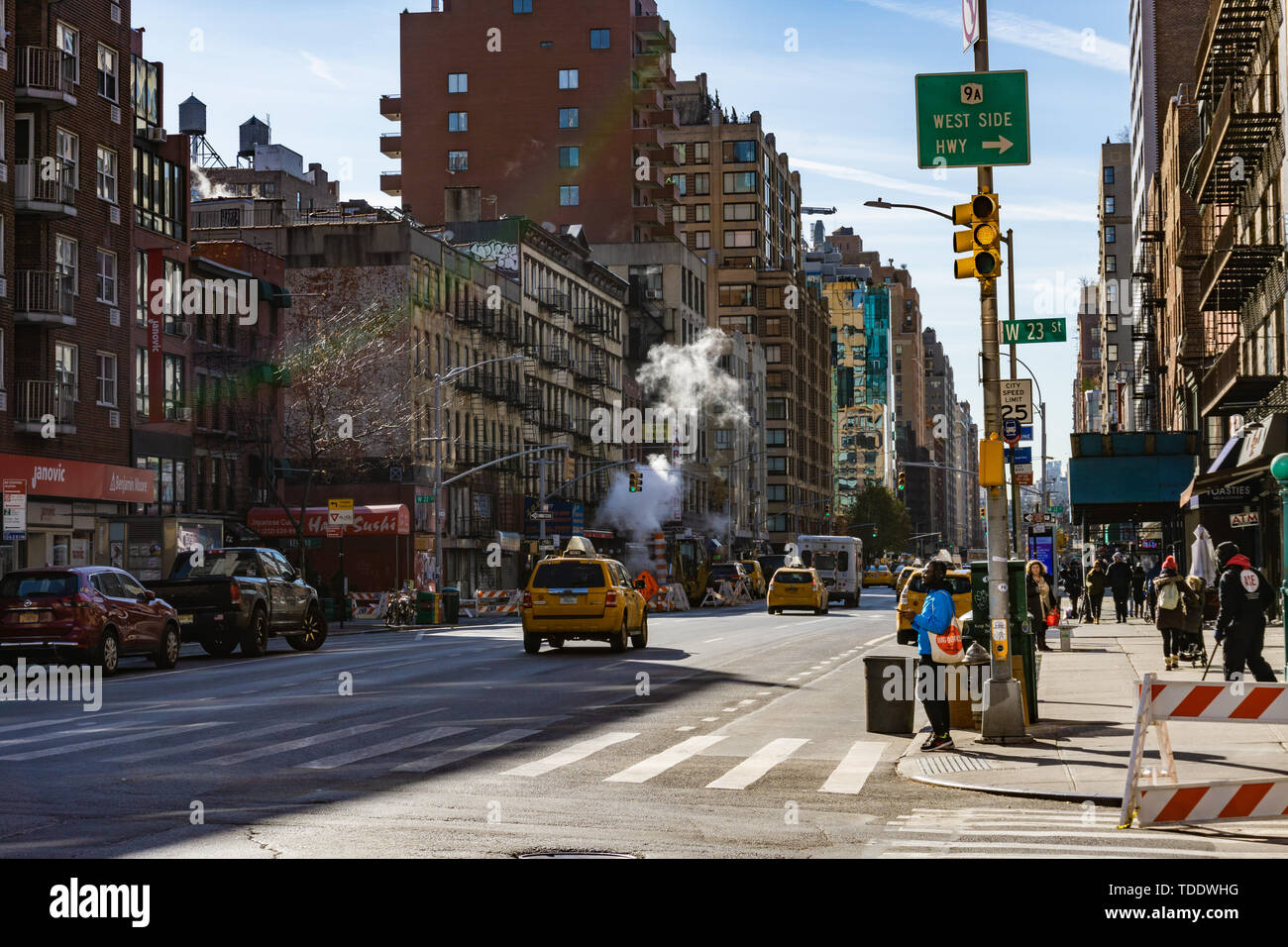 New York, USA - NOVEMBRE 2018 : Manhattan street avec de la fumée et de taxi Banque D'Images