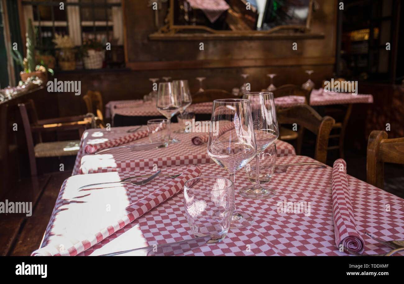 La mise en place dans un restaurant italien typique, l'Italie. Banque D'Images