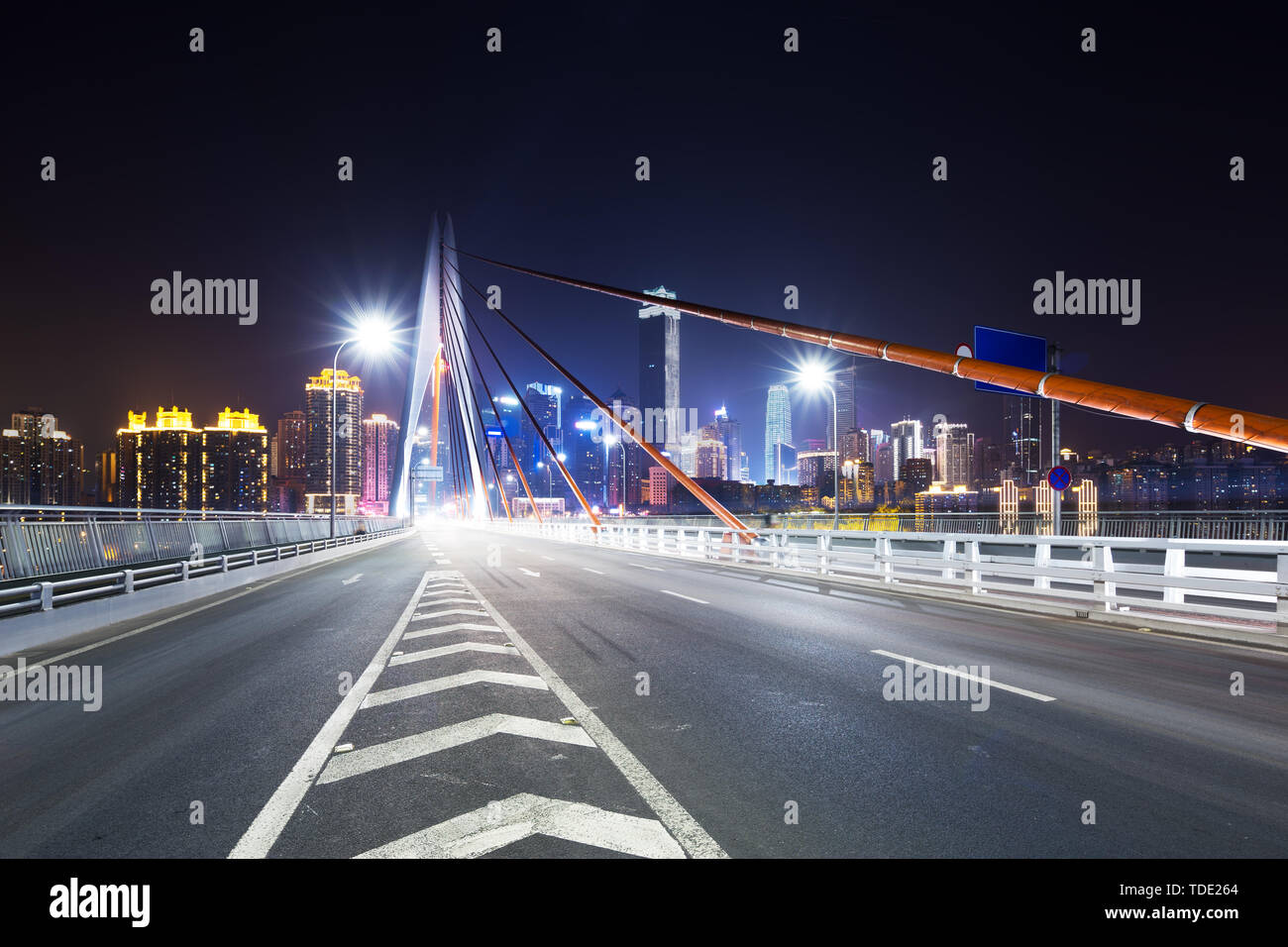 Pont moderne à Chongqing nouvelle ville la nuit Banque D'Images