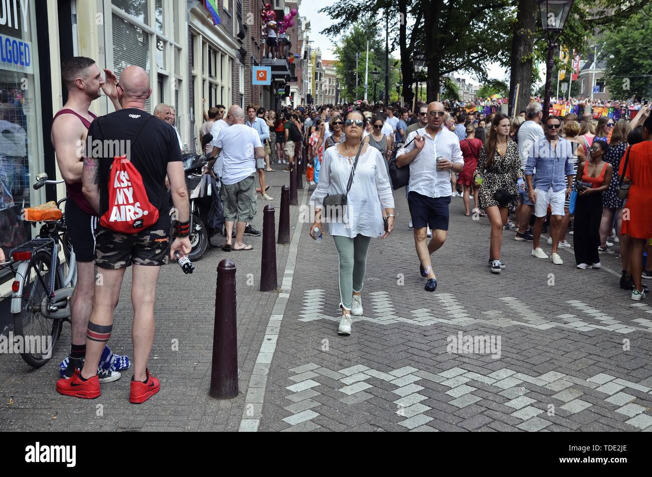 Vue sur le canal Prinsengracht bondé pendant la parade de la fierté voile Banque D'Images