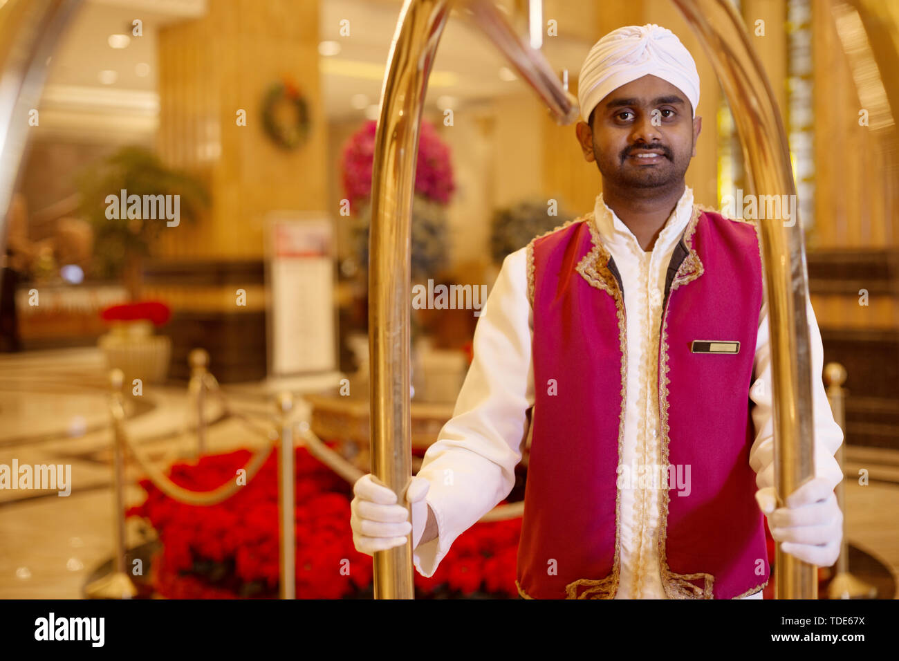 Jeune Indien bagagiste dans hall de l'hôtel de luxe Photo Stock - Alamy