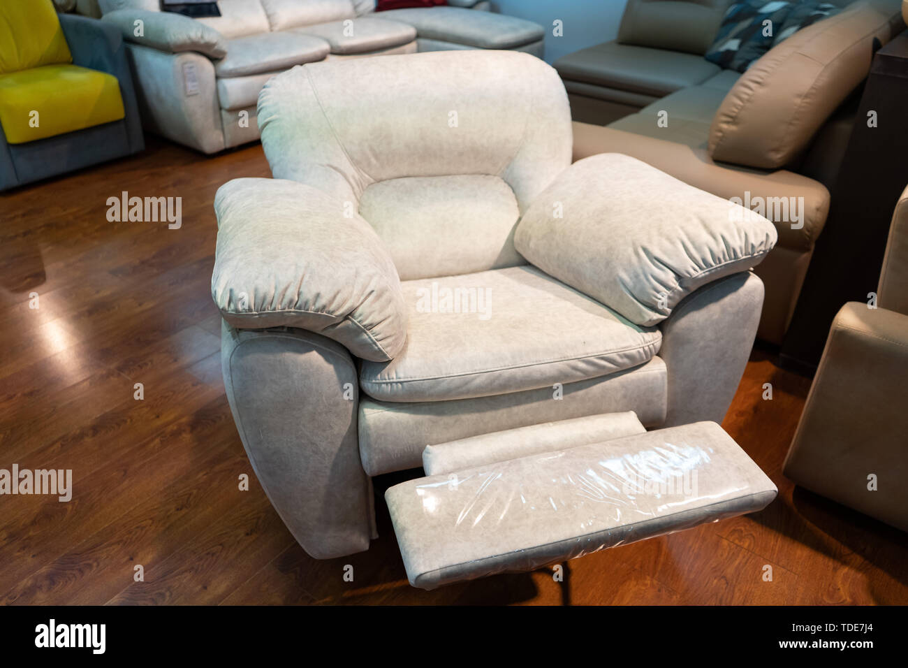 Nouvelle chaise en cuir dans le magasin. Canapés et chaises sont exposées dans le magasin de meubles. Vente Banque D'Images