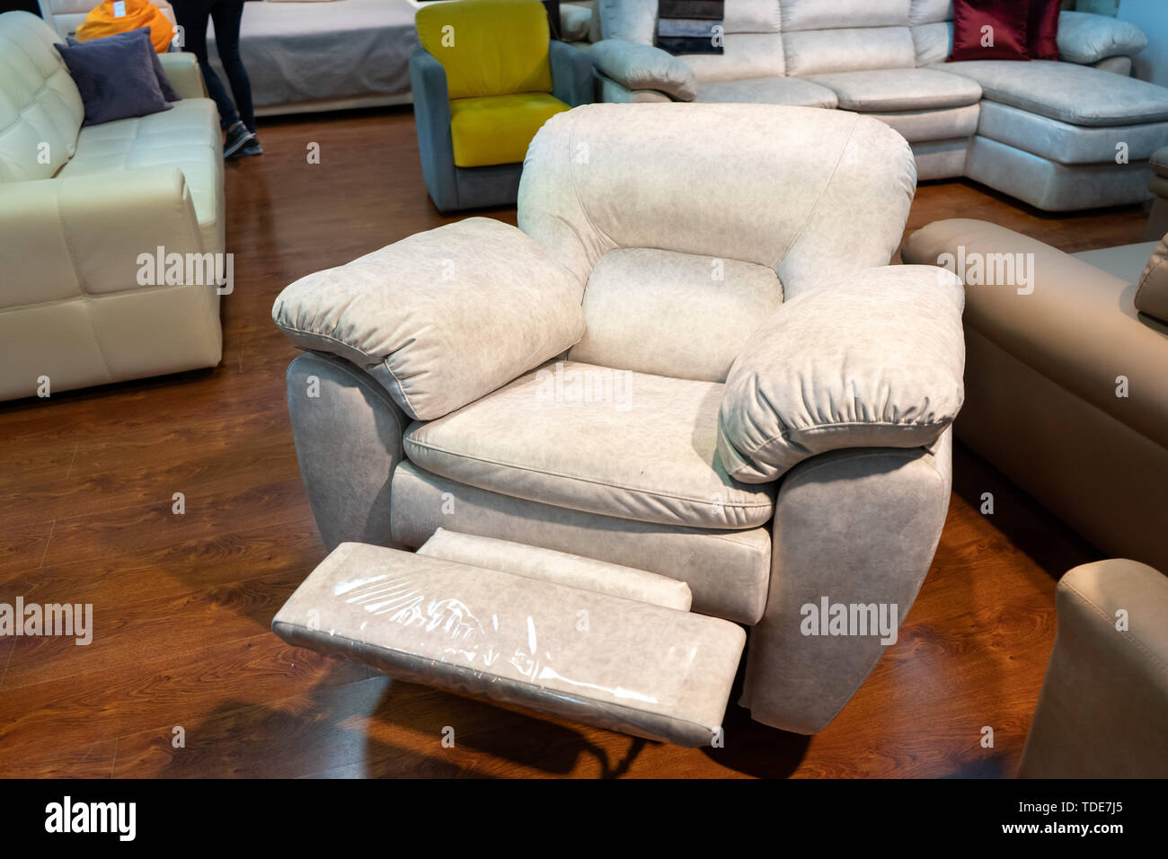 Nouvelle chaise en cuir dans le magasin. Canapés et chaises sont exposées dans le magasin de meubles. Vente Banque D'Images