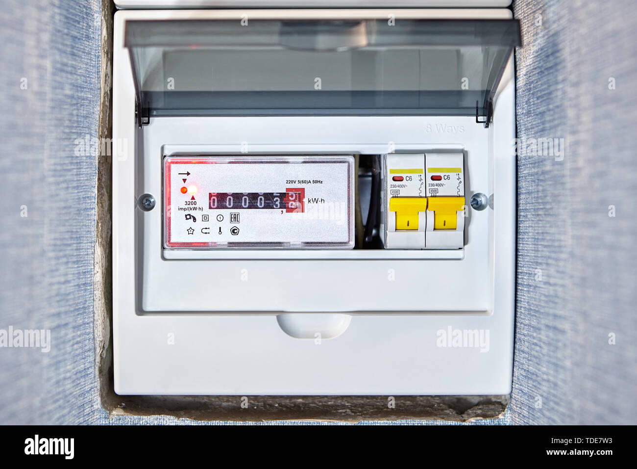 La boîte de distribution électrique des ménages a 8 manières de monter le coupe-circuit et le bloc en plastique. En plus de la boîte à fusibles, il peut accueillir Banque D'Images