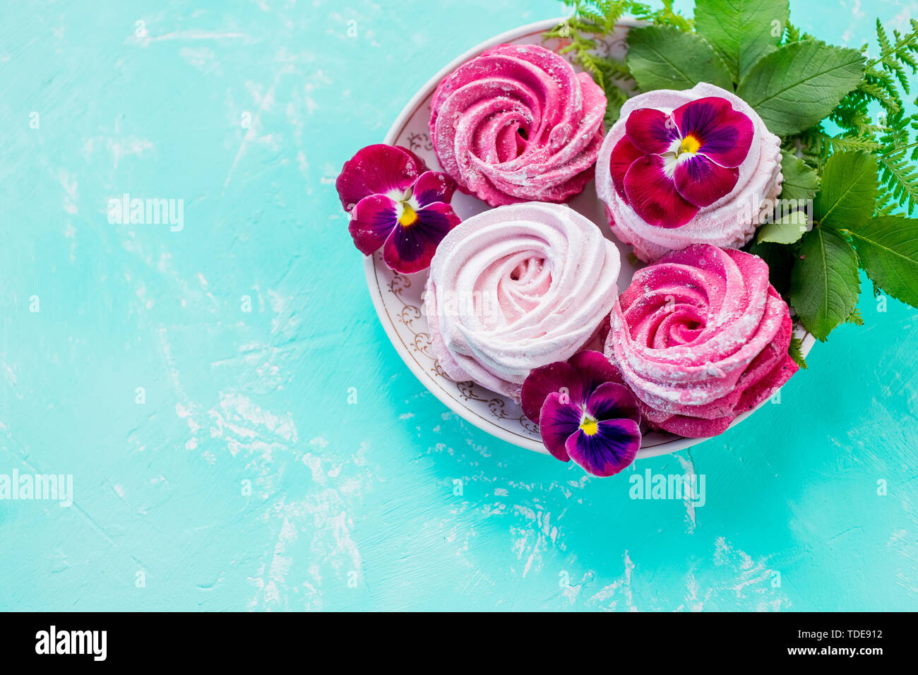 Moelleuses et délicieuses zephyr marshmallow, cadeau sucré rose sucré.maison spacieuse zephyr.Délicieux des meringues. Aliment sucré.meringues savoureux Banque D'Images