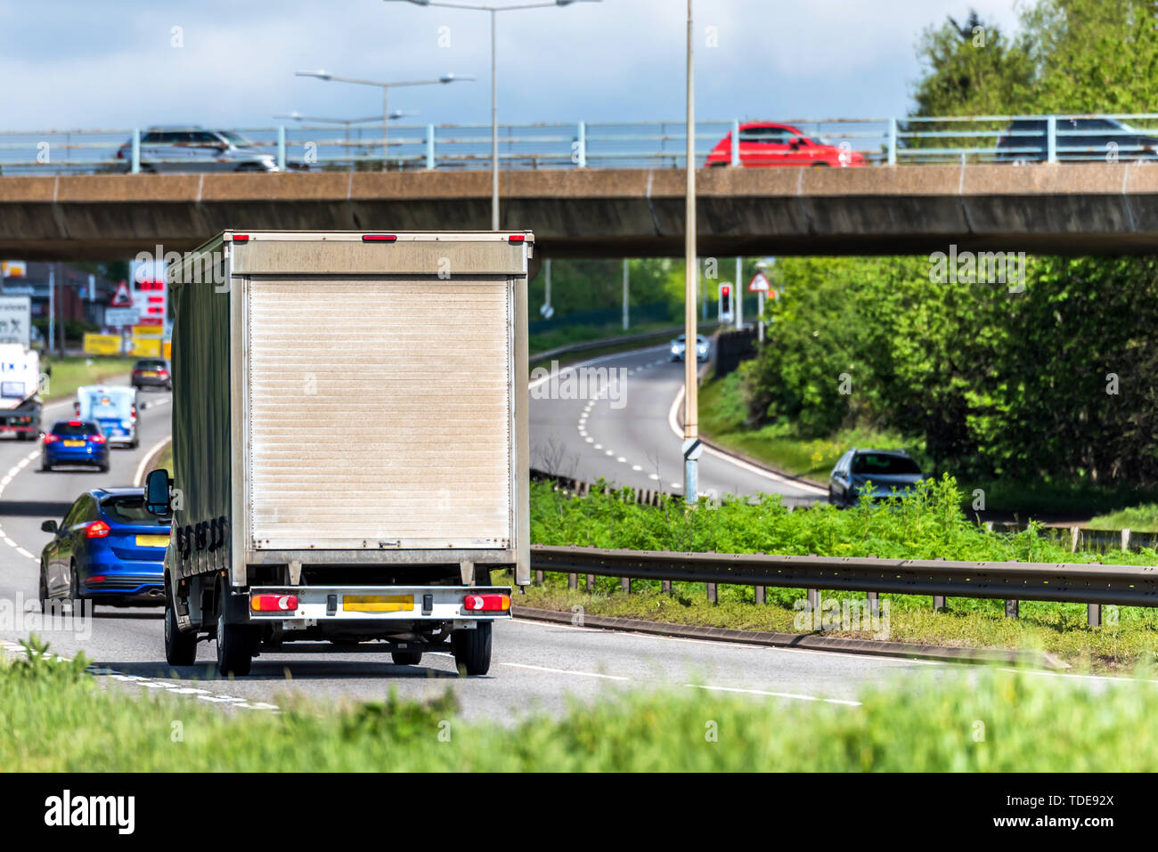 Côté rideau van camion sur autoroute en uk fast motion Photo Stock - Alamy