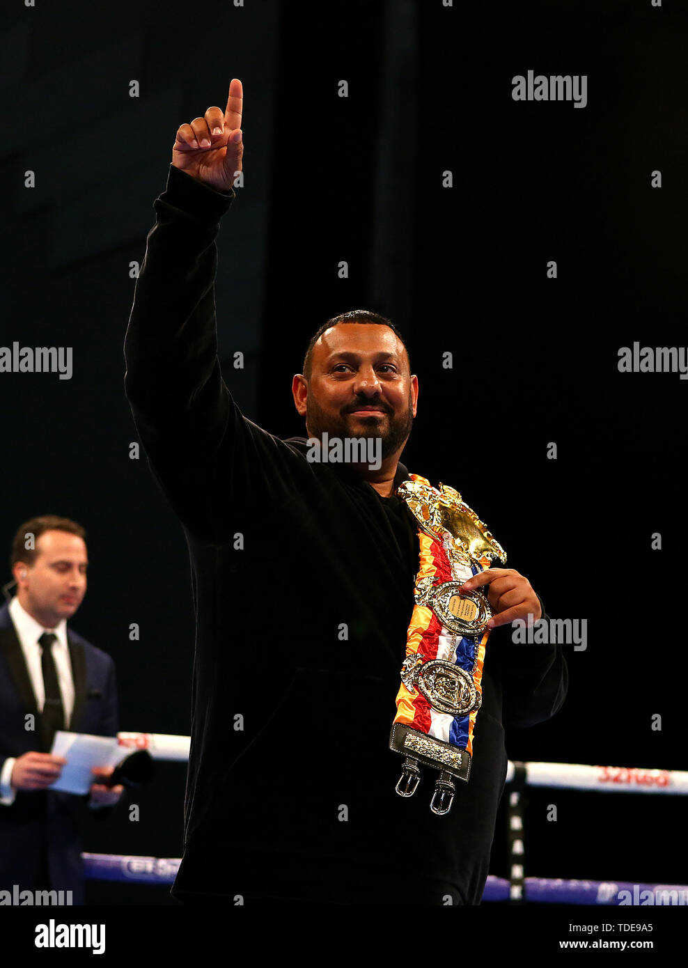 Prince Naseem Hamed est présenté avec la ceinture ring magazine à la  première arène Direct, Leeds Photo Stock - Alamy