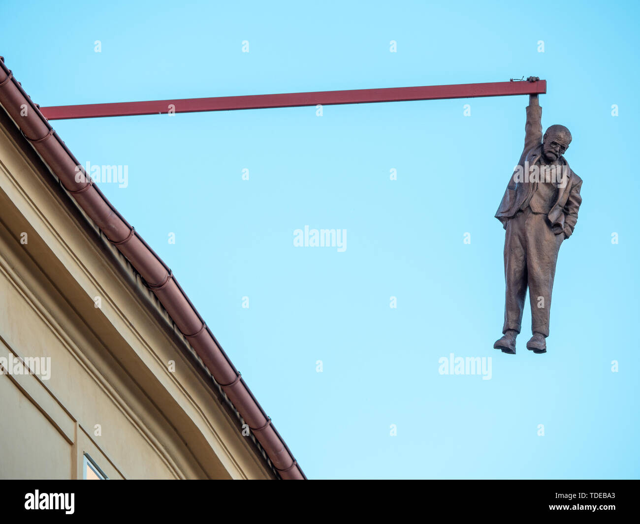 Prague, République Tchèque - 8 juin 2019 : Man Hanging Out, un drôle de Statue de Sigmund Freud fait par David Cerny en 1996. Banque D'Images