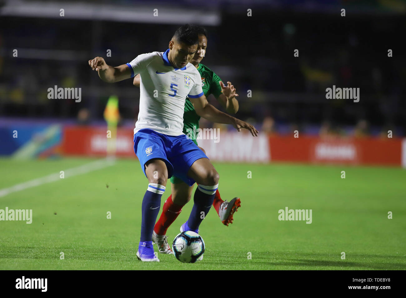 Sao Paulo, Brésil. 14 Juin, 2019. Casemiro (avant) du Brésil est en concurrence au cours de la Copa America 2019 Group un match de football entre le Brésil et la Bolivie au stade Morumbi à Sao Paulo, Brésil, le 14 juin 2019. Credit : Rahel Patrasso/Xinhua/Alamy Live News Banque D'Images