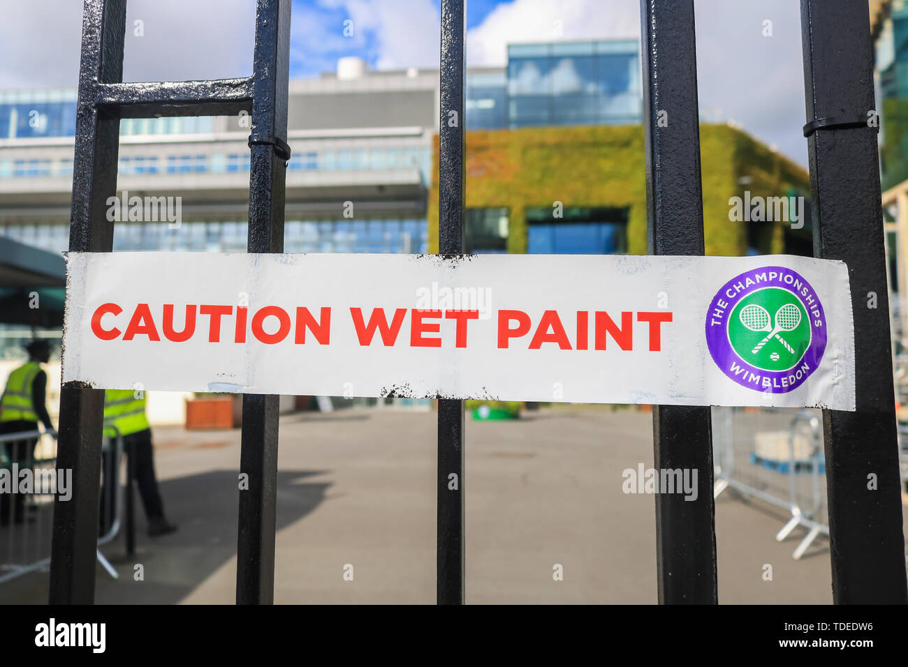 Wimbledon London,UK. 15 juin 2019. Fraîchement peint portes de la PROFILS TÊTES) (All England Lawn Tennis Club prepararing à accueillir les Championnats de Tennis Grand Slam 2019 à Wimbledon SW19 qui commencent au 1er juillet Crédit : amer ghazzal/Alamy Live News Banque D'Images