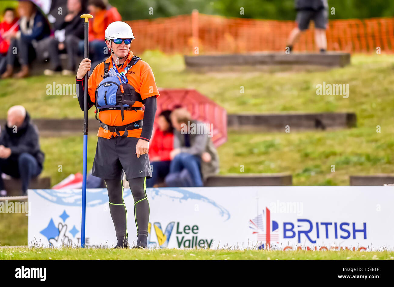 Une bénévole à la côté de l'eau à la 2019 Coupe du monde de slalom en canoë à à Lee Valley White Water Centre, Londres, Royaume-Uni le 15 juin 2019. Photo par Phil Hutchinson. Usage éditorial uniquement, licence requise pour un usage commercial. Aucune utilisation de pari, de jeux ou d'un seul club/ligue/dvd publications. Banque D'Images