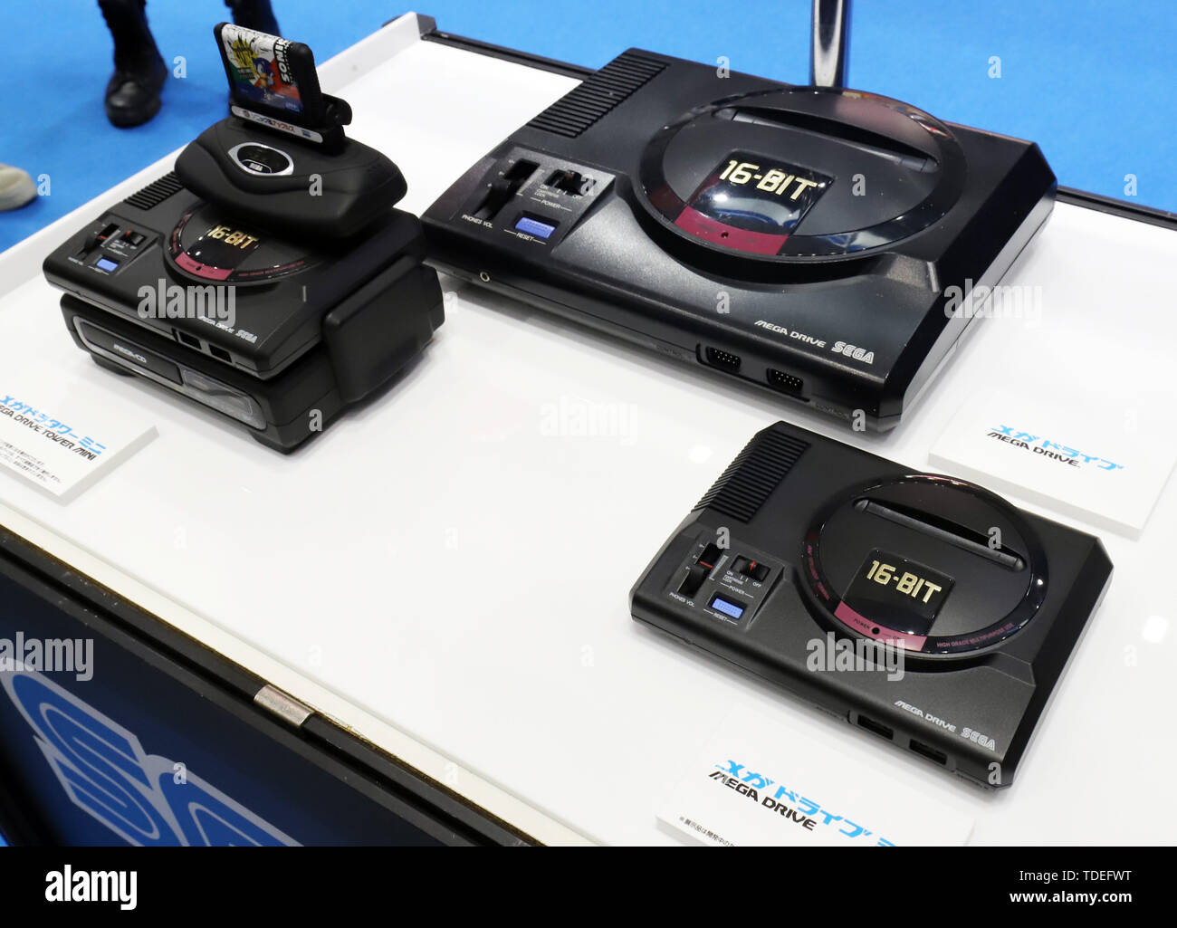 Tokyo, Japon. 14 Juin, 2019. Entreprise de jeux vidéo japonais Sega affiche un modèle miniature de l'emblématique Sega Mega Drive console jeu vidéo avec 40 classique de jeu vidéo softs s'affiche à l'édition 2004 du International Tokyo Toy Show à Tokyo le vendredi, 14 juin, 2019. Quelque 160 000 personnes attendent pour rendre visite à un quatre jours du salon du jouet qui affiche 35 000 derniers jouets en provenance de 40 pays. (Photo par Yoshio Tsunoda/AFLO Banque D'Images