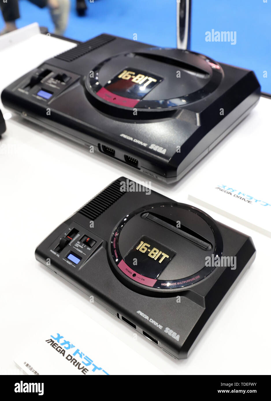 Tokyo, Japon. 14 Juin, 2019. Entreprise de jeux vidéo japonais Sega affiche un modèle miniature de l'emblématique Sega Mega Drive console jeu vidéo avec 40 classique de jeu vidéo softs s'affiche à l'édition 2004 du International Tokyo Toy Show à Tokyo le vendredi, 14 juin, 2019. Quelque 160 000 personnes attendent pour rendre visite à un quatre jours du salon du jouet qui affiche 35 000 derniers jouets en provenance de 40 pays. (Photo par Yoshio Tsunoda/AFLO Banque D'Images