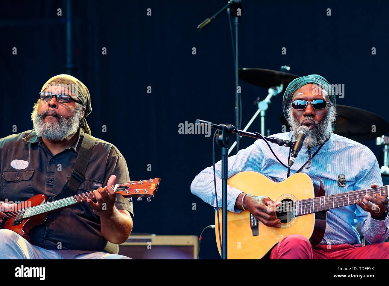 Madrid, Espagne. 14 Juin, 2019. Blues Festival International de Madrid, Corey Harris et Duo 'Alvin Youngblood Hart's 'muscle' theory' band concert en Place Colon, Madrid, Espagne. Credit : EnriquePSans/Alamy Live News Banque D'Images