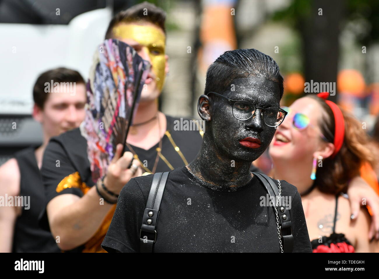 Vienne, Autriche. 15 Juin, 2019. Le 15 juin 2019, le défilé Arc-en-ciel aura lieu pour la 24e fois sur le Ring de Vienne. Les lesbiennes, gays, bisexuels, hétérosexuels, cis, trans, queer et entre les gens ensemble pour démontrer l'acceptation, le respect et l'égalité des droits en France, en Europe et dans le monde. Credit : Franz Perc / Alamy Live News Banque D'Images