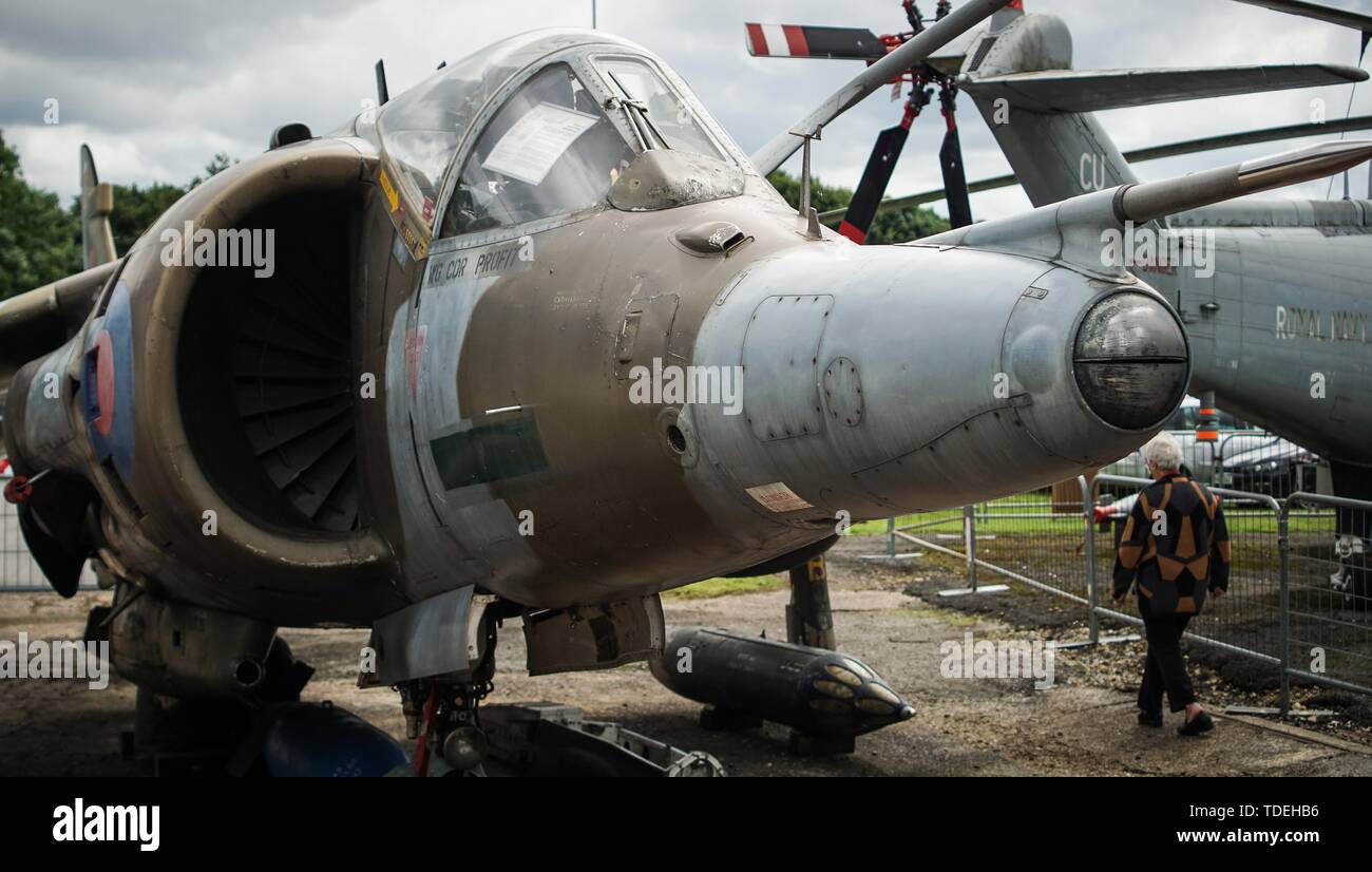 Doncaster, Royaume-Uni. 15 Juin, 2019. Un homme passe devant un avion pendant une eventto commémorer le 70e anniversaire de l'English Electric Canberra et de parler avec de l'air ex et le personnel au sol, qui l'ont piloté et entretenu cet emblématique des avions. Credit : Ioannis Alexopoulos/Alamy Live News Banque D'Images