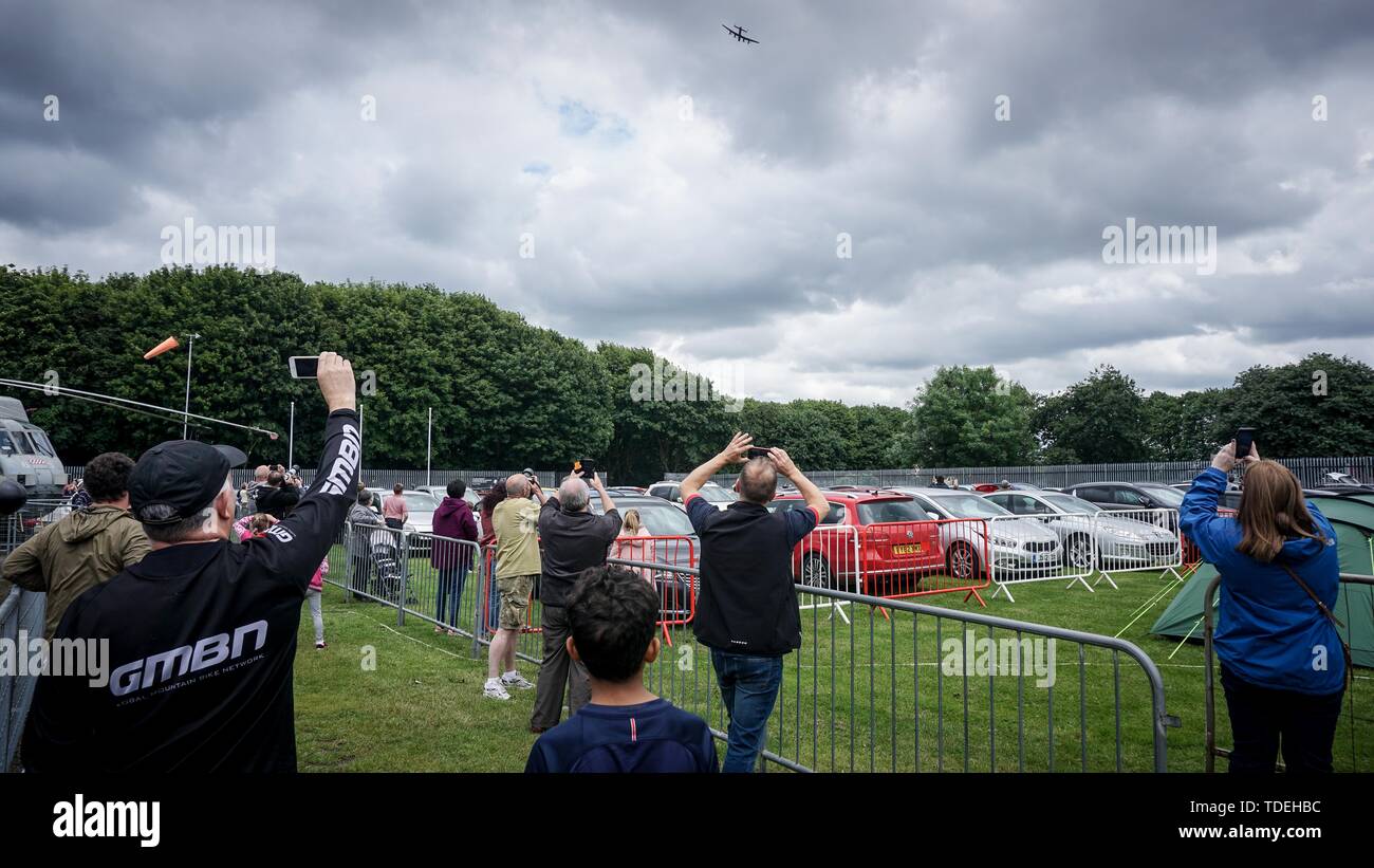 Doncaster, Royaume-Uni. 15 Juin, 2019. Les visiteurs de prendre des photos comme un aéronef de la Lancaster involed pendant une manifestation pour commémorer le 70e anniversaire de l'English Electric Canberra et de parler avec de l'air ex et le personnel au sol, qui l'ont piloté et entretenu cet emblématique des avions. Credit : Ioannis Alexopoulos/Alamy Live News Banque D'Images