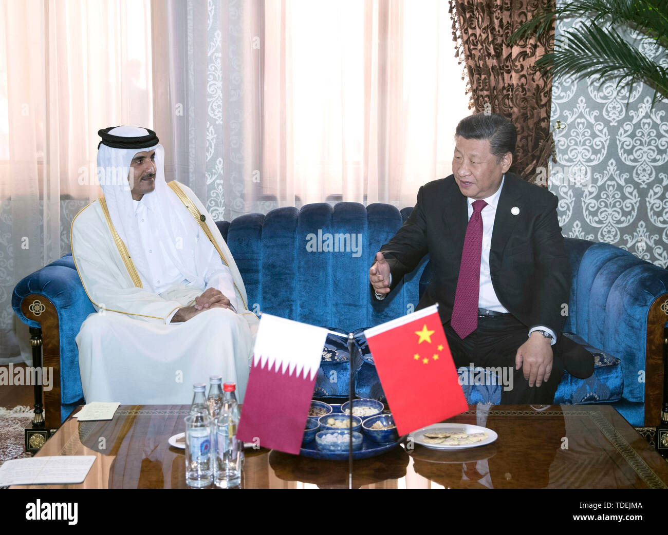 (190615) -- DOUCHANBE, 15 juin 2019 (Xinhua) -- le président chinois Xi Jinping (R) rencontre avec l'Émir du Qatar, Cheikh Tamim Bin Hamad Al-Thani à Douchanbé, au Tadjikistan, le 15 juin 2019. (Xinhua/Wang Ye) Banque D'Images