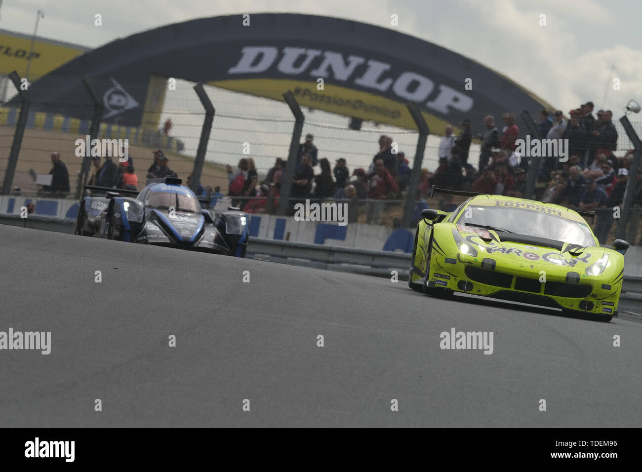 Le Mans, Sarthe, France. 15 Juin, 2019. Voiture de course Ferrari 488 GTE Guy Rider TAKESHI KIMURA (JPN) en action au cours de la 87e édition des 24 Heures du Mans la dernière ronde de la FIA World Endurance Championship au circuit de la Sarthe au Mans - France Crédit : Pierre Stevenin/ZUMA/Alamy Fil Live News Banque D'Images