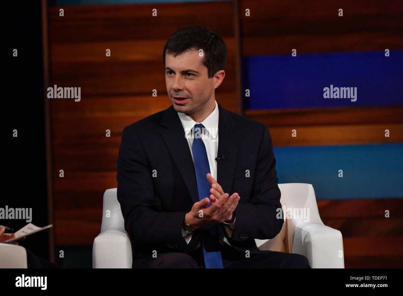 Paris, France. 15 Juin, 2019. La présidence démocratique Maire Pete Buttigieg est interviewé par modérateur Soledad O'Brien au cours de l'Alliance économique noir Forum présidentiel le 15 juin 2019 à Charleston, Caroline du Sud. Credit : Planetpix/Alamy Live News Banque D'Images