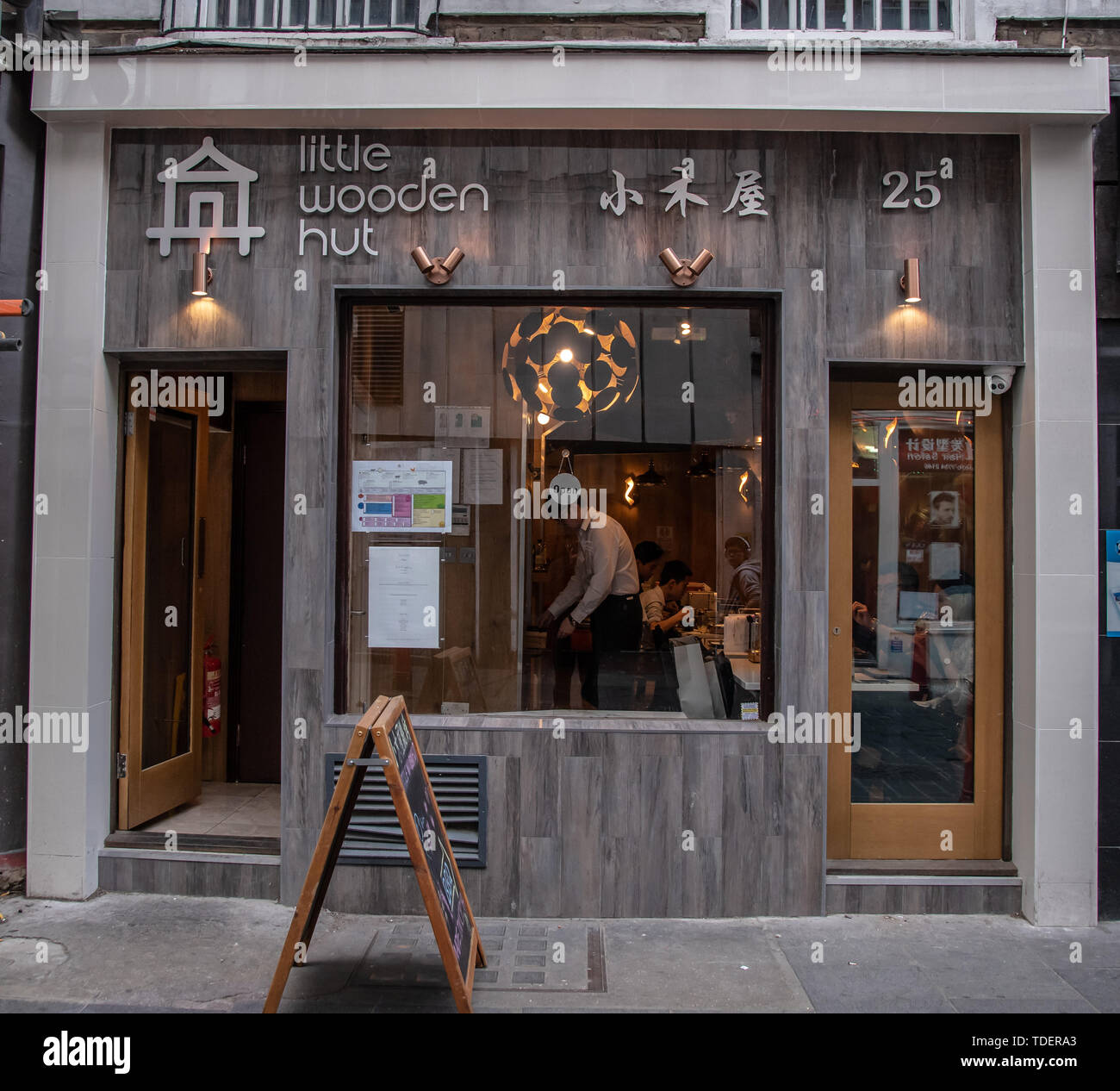 Londres, Royaume-Uni. Londres, Royaume-Uni. Petite cabane en bois dans la région de London Chinatown Sucré Café et restaurant à Newport et Garret Street le 15 juin 2019, au Royaume-Uni. Credit Photo : Alamy/Capital Live News Crédit : photo Capital/Alamy Live News Banque D'Images