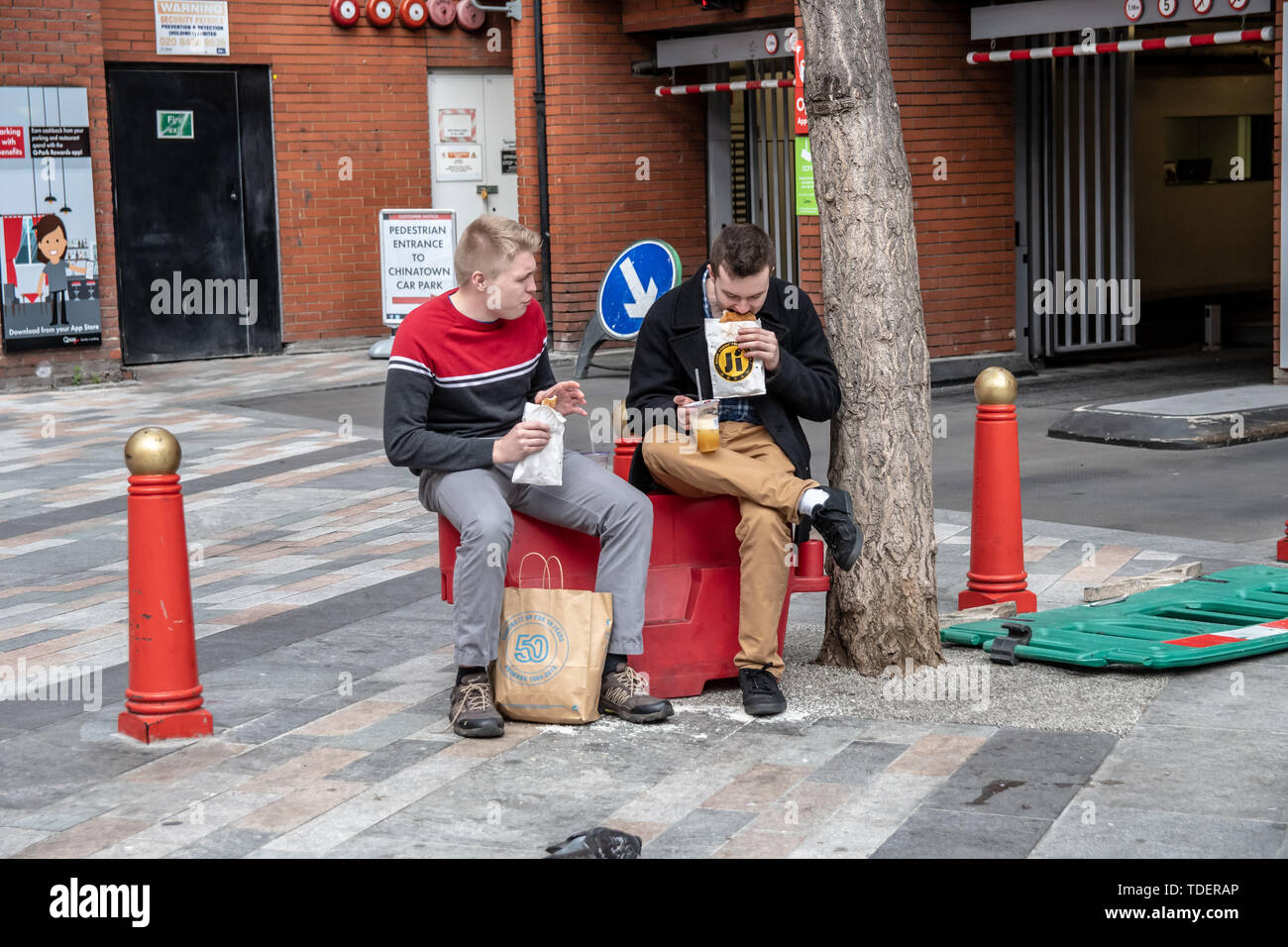 Londres, Royaume-Uni. Londres, Royaume-Uni. La photographie de rue les touristes à Londres Chinatown Sucré Café et restaurant à Newport et Garret Street le 15 juin 2019, au Royaume-Uni. Credit Photo : Alamy/Capital Live News Crédit : photo Capital/Alamy Live News Banque D'Images