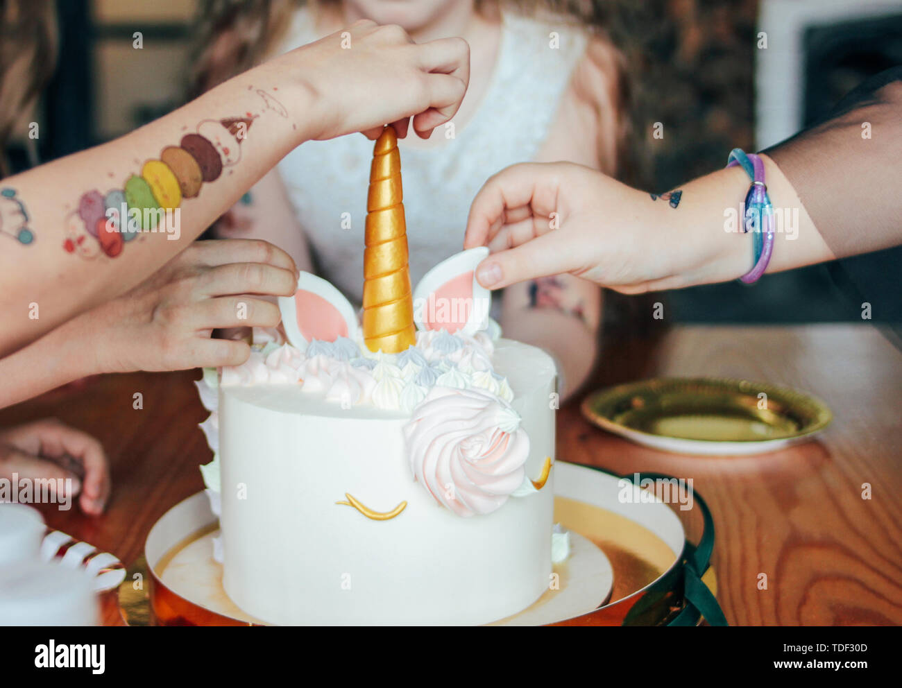 Les Mains De Petites Filles Atteindre Pour Le Gateau Grand Beau Gateau Unicorn Sur Anniversaire De La Petite Princesse Sur Table De Fete Photo Stock Alamy