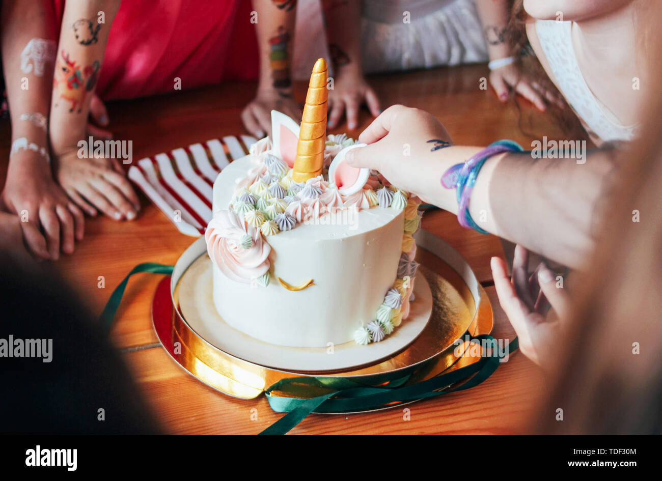 Les Mains De Petites Filles Atteindre Pour Le Gateau Grand Beau Gateau Unicorn Sur Anniversaire De La Petite Princesse Sur Table De Fete Photo Stock Alamy