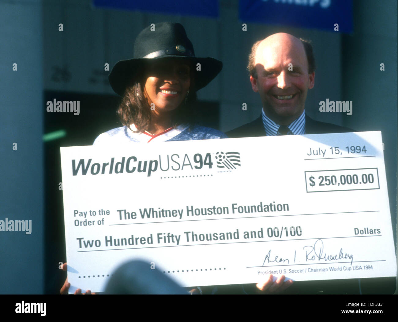 Pasadena, Californie, USA 15 juillet 1994 Pre-Game chanteuse Whitney Houston assiste à la cérémonie de la Coupe du Monde Event le 15 juillet 1994 au Rose Bowl de Pasadena, Californie, USA. Photo de Barry King/Alamy Stock Photo Banque D'Images