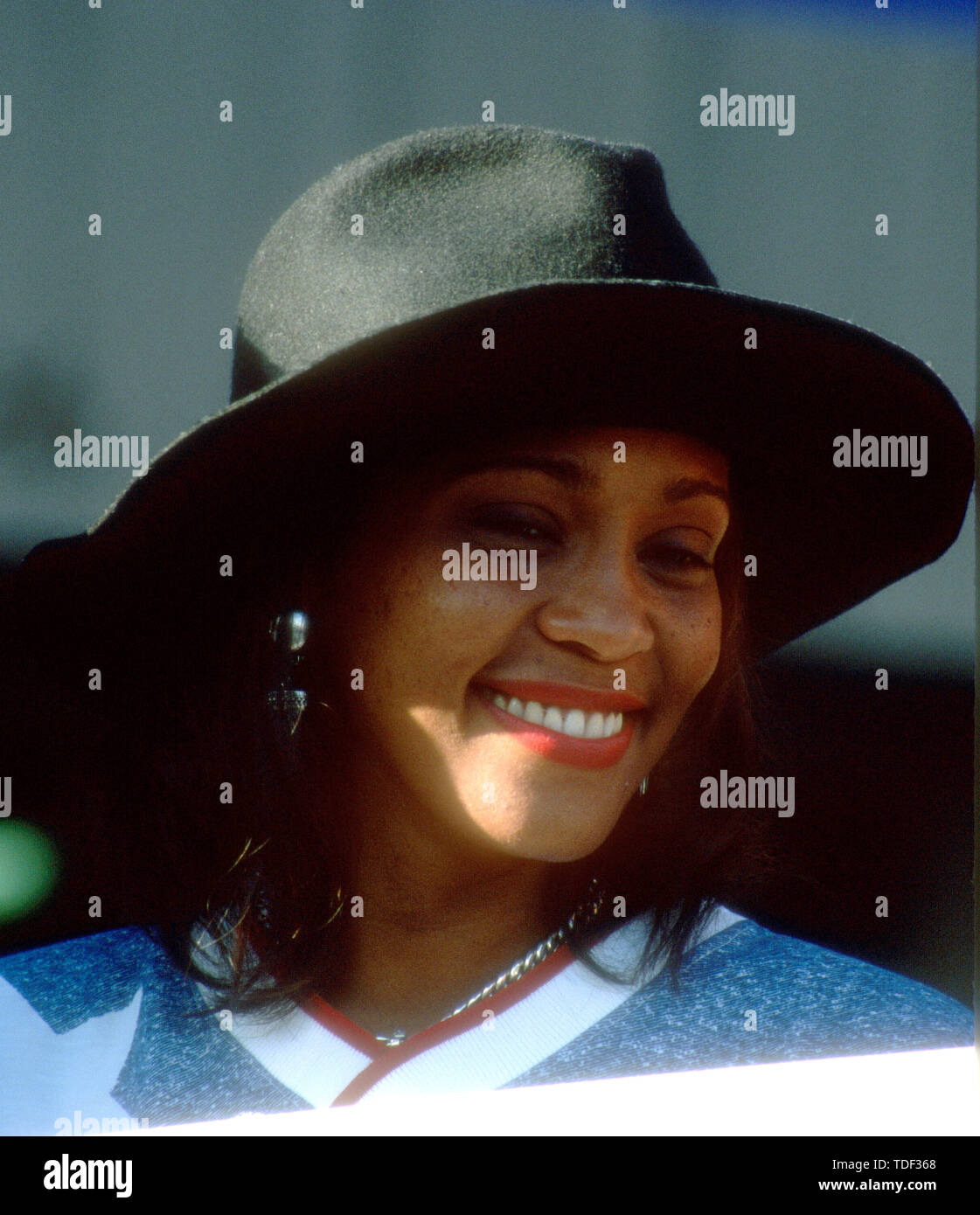 Pasadena, Californie, USA 15 juillet 1994 Pre-Game chanteuse Whitney Houston assiste à la cérémonie de la Coupe du Monde Event le 15 juillet 1994 au Rose Bowl de Pasadena, Californie, USA. Photo de Barry King/Alamy Stock Photo Banque D'Images