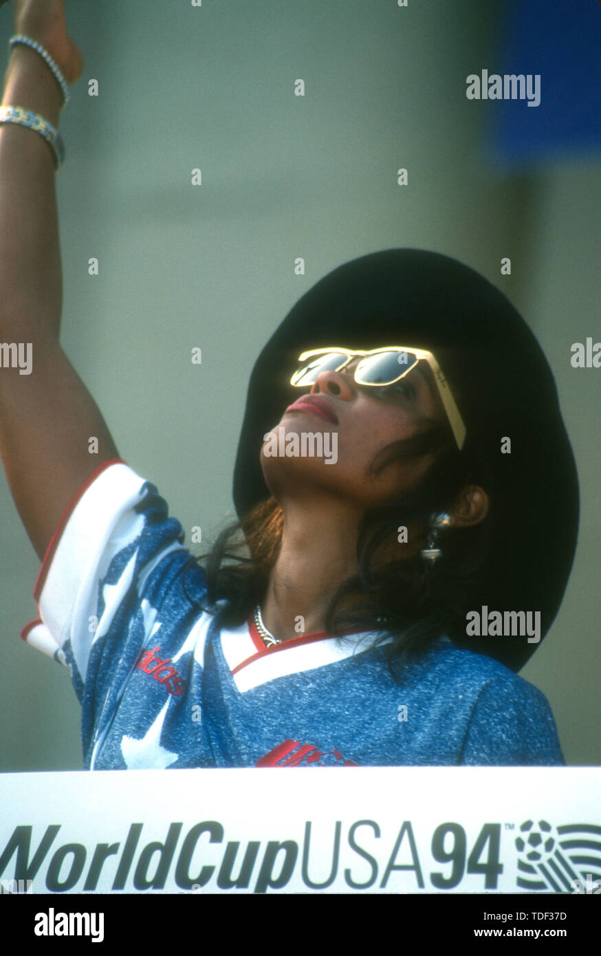 Pasadena, Californie, USA 15 juillet 1994 Pre-Game chanteuse Whitney Houston assiste à la cérémonie de la Coupe du Monde Event le 15 juillet 1994 au Rose Bowl de Pasadena, Californie, USA. Photo de Barry King/Alamy Stock Photo Banque D'Images