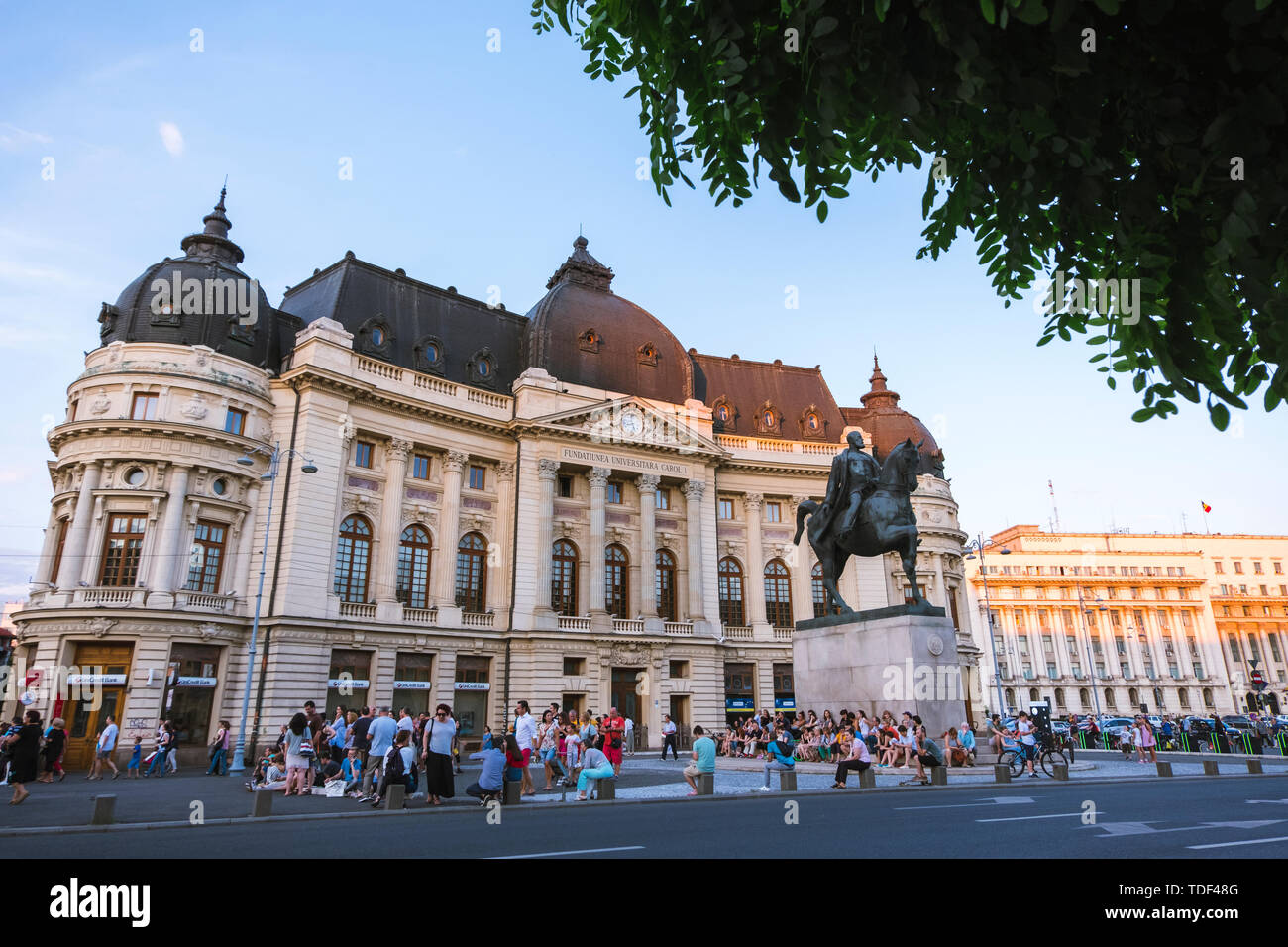 Bucarest, Roumanie - 14 juillet 2018 : Les gens se sont réunis en face de la Bibliothèque Centrale Universitaire de Bucarest pour voir l'affiche au cours de la B-Fit dans le Banque D'Images