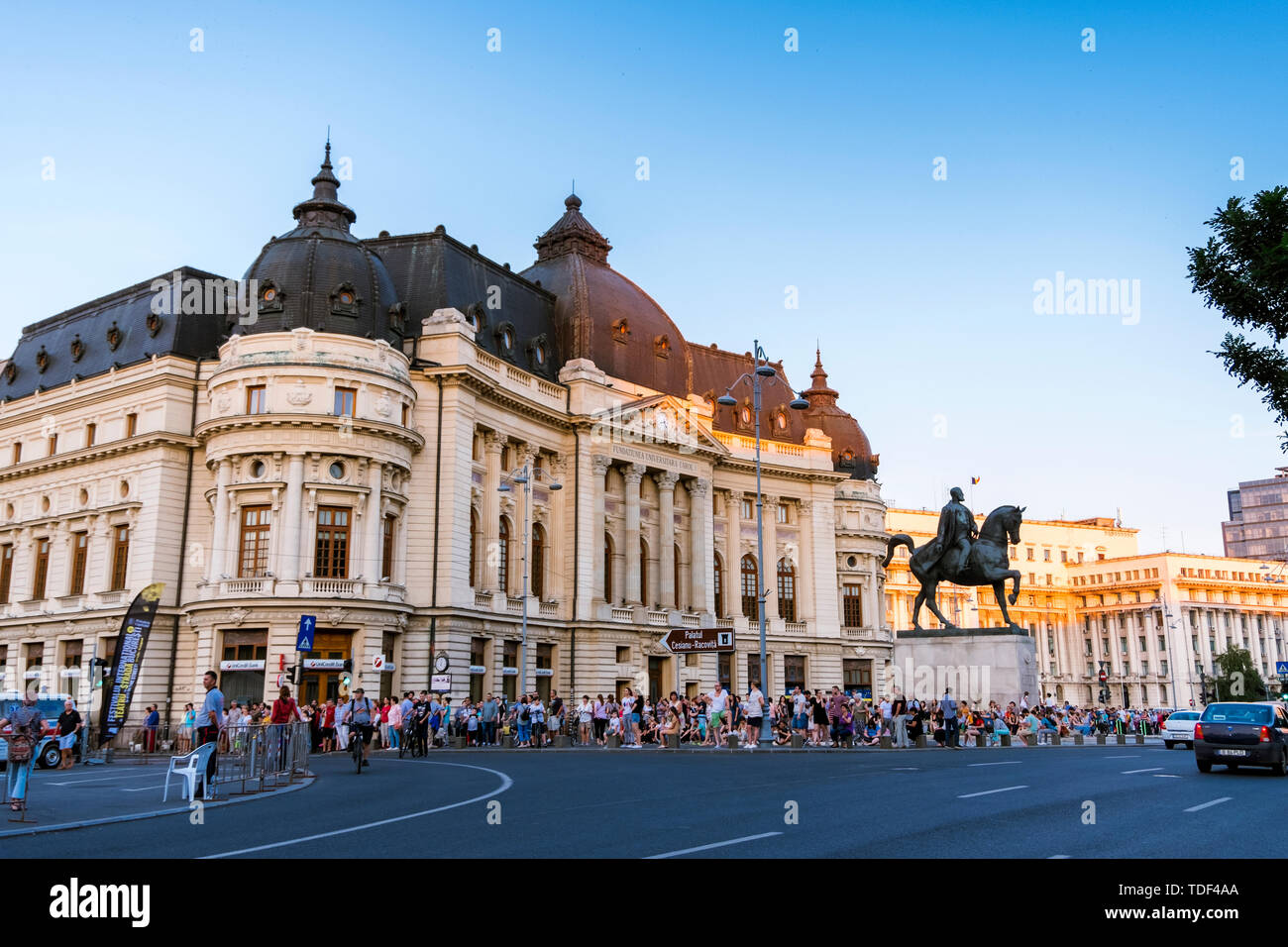 Bucarest, Roumanie - 14 juillet 2018 : large viewof personnes rassemblées en face de la Bibliothèque Centrale Universitaire de Bucarest pour voir l'affiche au cours de la B Banque D'Images