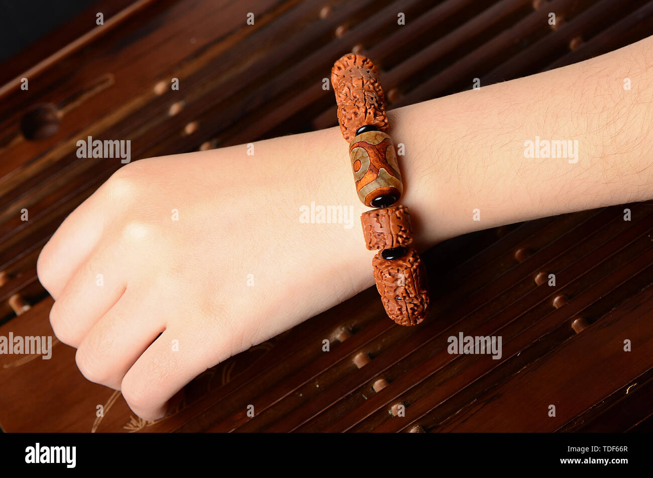 Grand lit King Kong main Bouddha Bodhi chaîne perles portant photo Banque D'Images