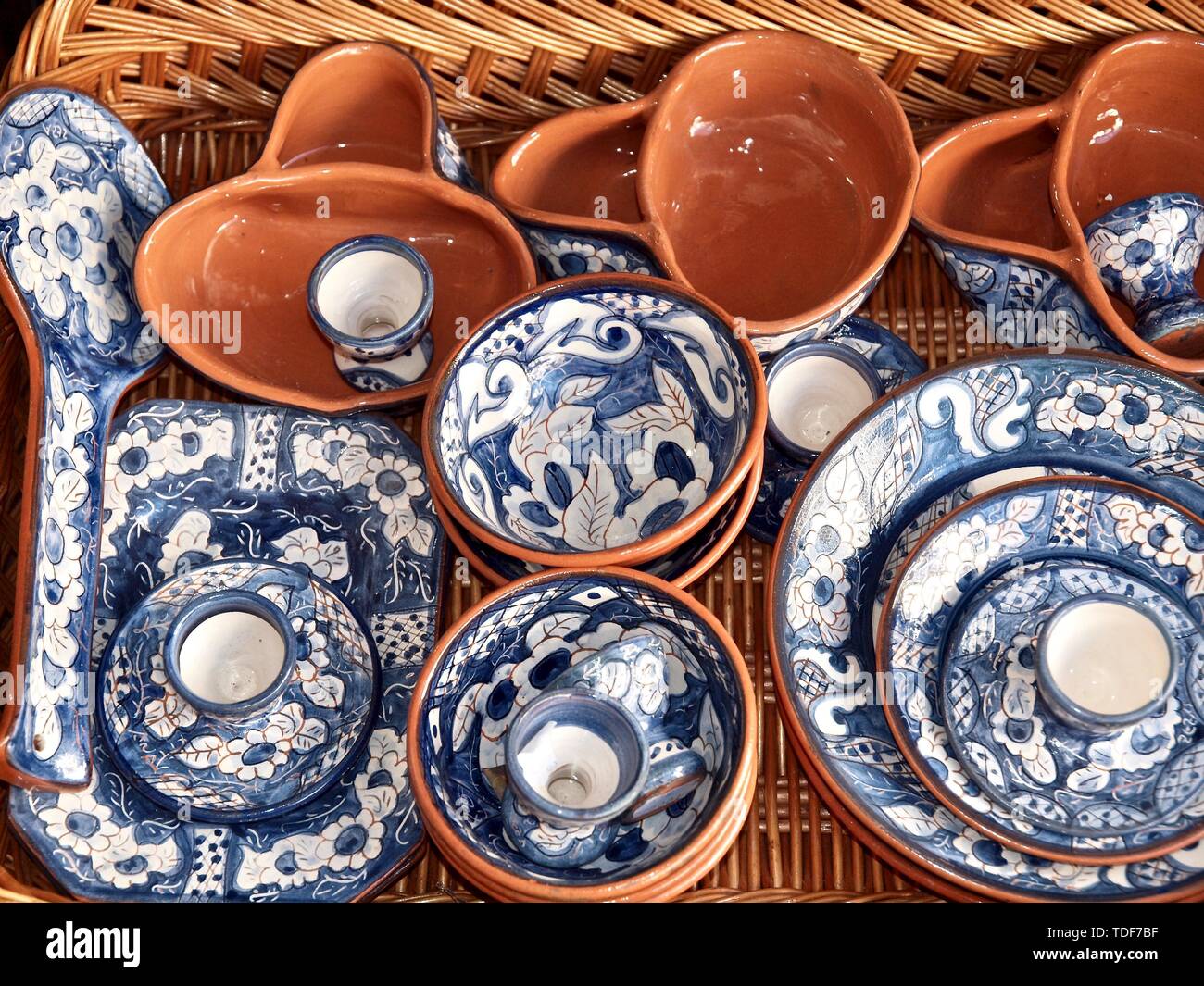 Vaisselle en céramique portugaise Banque de photographies et d'images à  haute résolution - Alamy