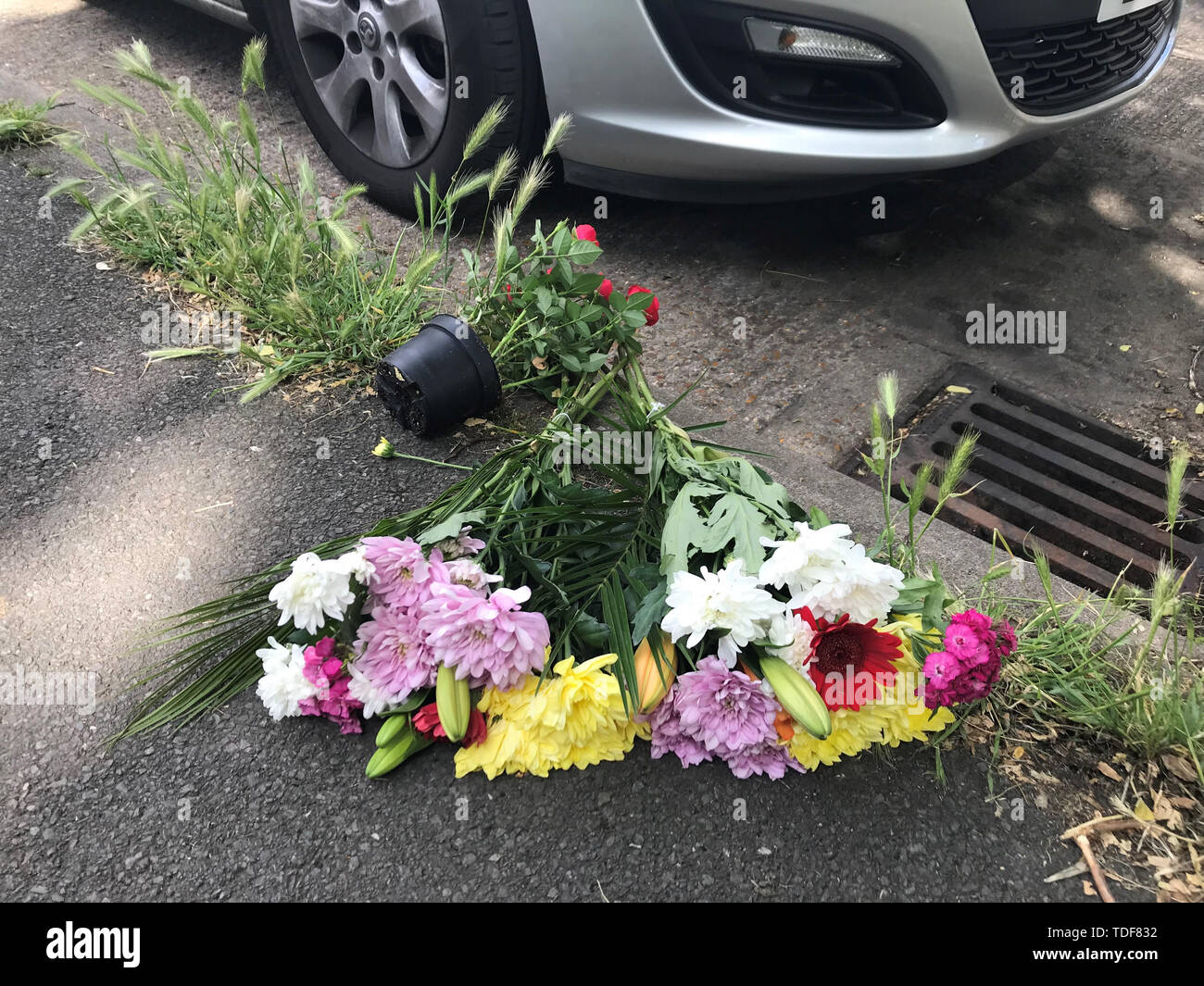 Des fleurs près de la scène à Deeside Road, Wandsworth, sud-ouest de Londres après qu'un homme, que l'on croit être de la fin de son adolescence, a été mortellement poignardé vendredi soir. Banque D'Images