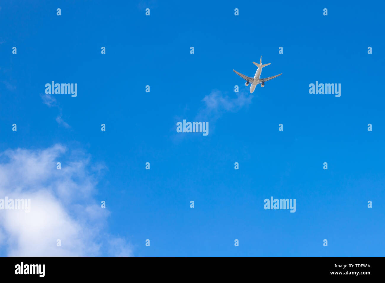 Avion dans le ciel bleu. Avion de ligne est de plus en plus d'altitude. Nuage Blanc dans le ciel bleu dans lequel l'avion vole Banque D'Images