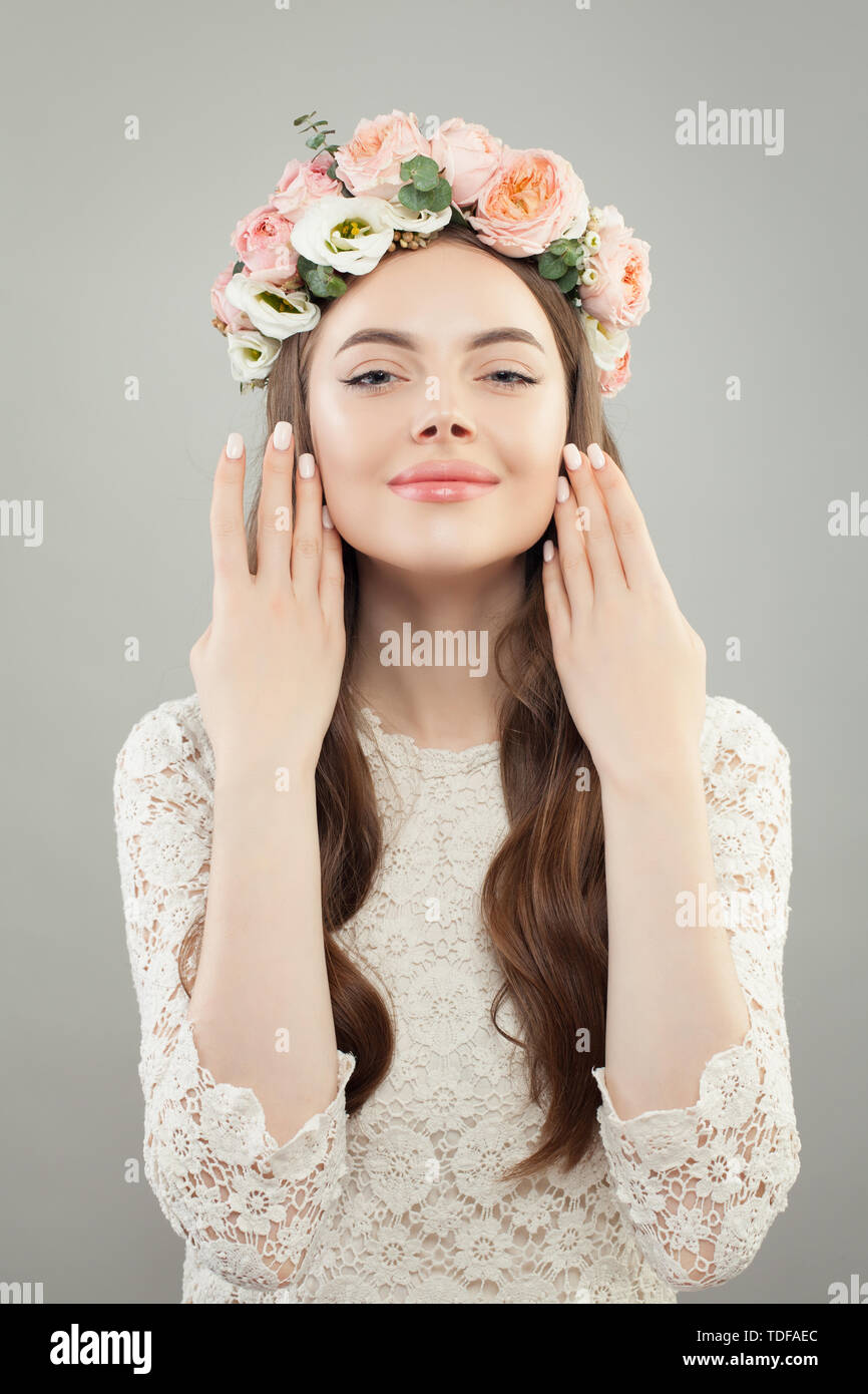 Jeune femme parfaite avec maquillage naturel et de fleurs portrait de beauté Banque D'Images