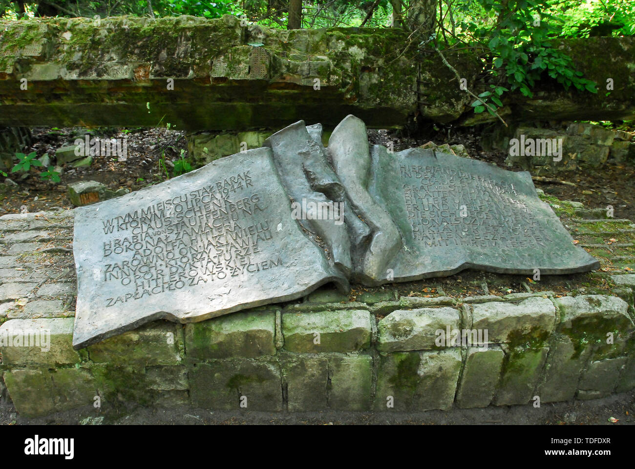 Pierre commémorative du 20 Juillet parcelle sur un site de briefing room, où Claus von Stauffenberg mis une bombe, dans la Wolfsschanze (la tanière du loup) dans la région de Gierloz, Pologne. Banque D'Images